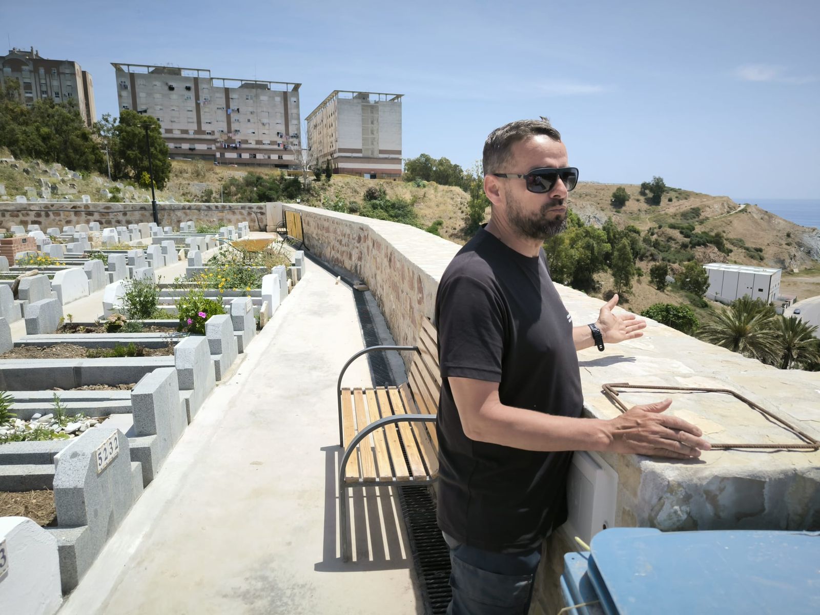 Said Mohamed, encargado del cementerio musulmán, explicando dónde se hará la próxima ampliación