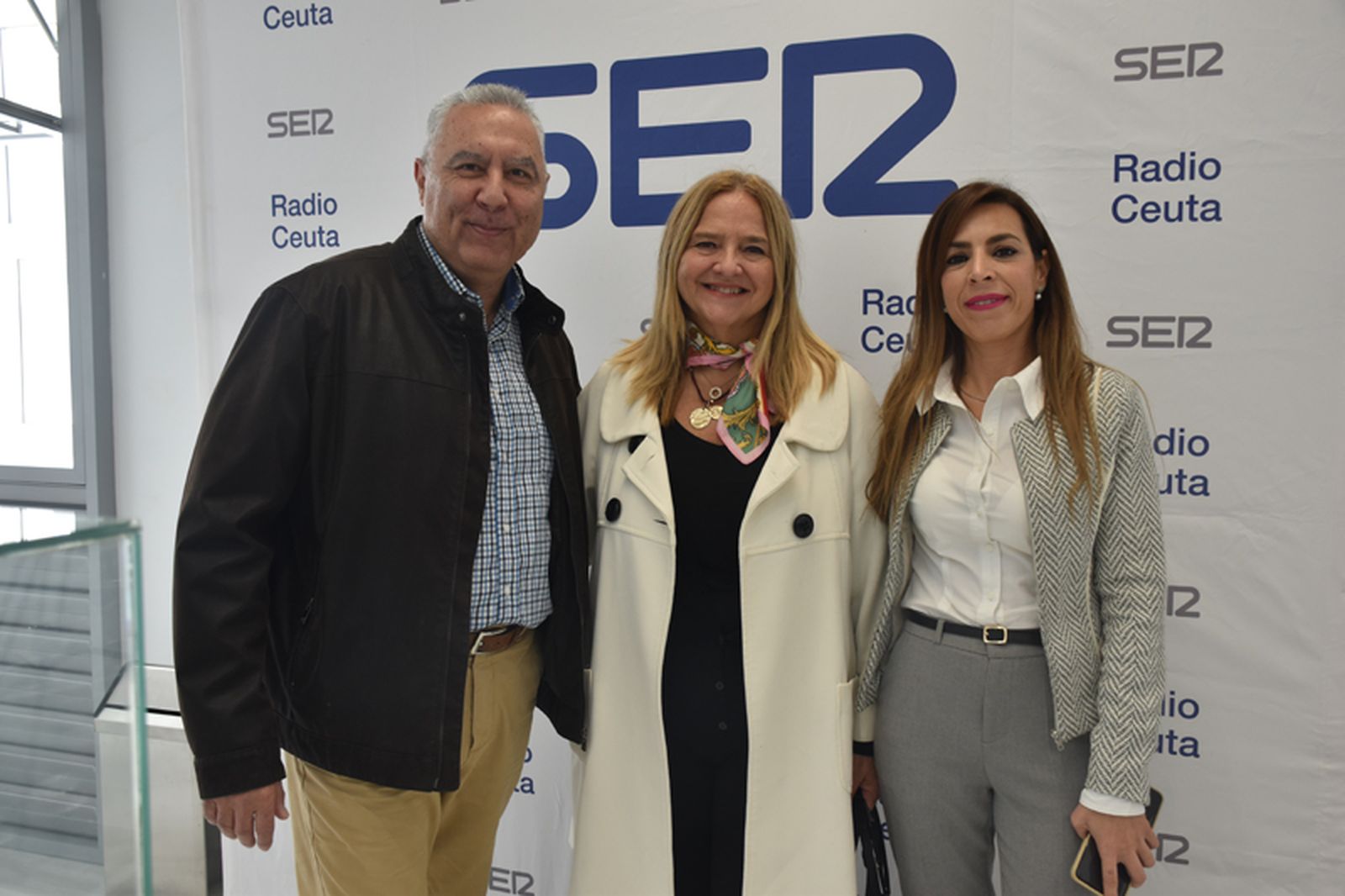 Los ex locutores de Los 40 Principales Ceuta, Jesús María Ferreiro y Mari Carmen Mazo junto a la gerente de ventas de Radio Ceuta, Samira Hamadi. / FOTO G.S.