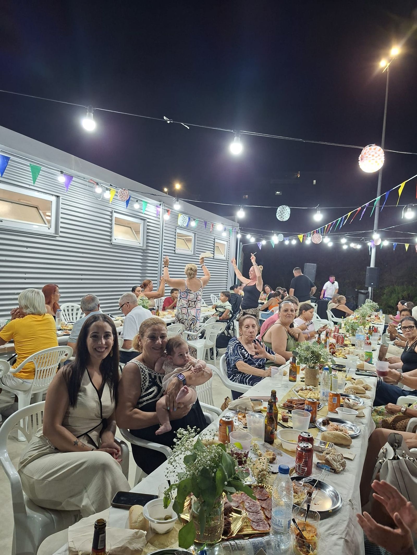 Los vecinos de Juan XXIII disfrutan de una multitudinaria cena en su verbena por la Virgen del Carmen
