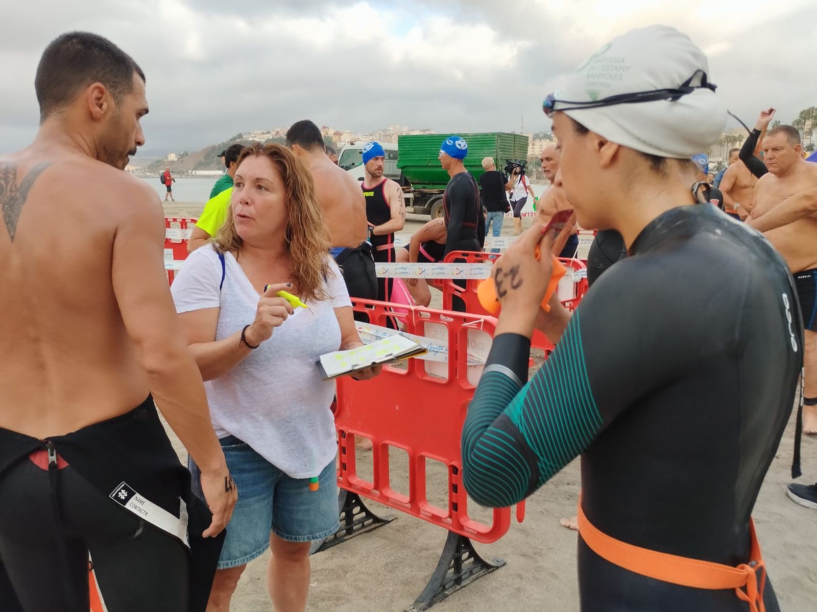 Participantes de la 'Vuelta al Hacho' a nado
