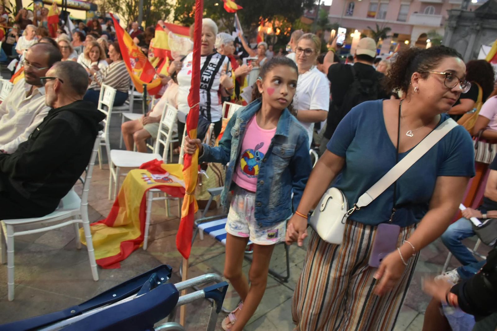 La Plaza de los Reyes se convierte en un gran salón para arropar a Vivas