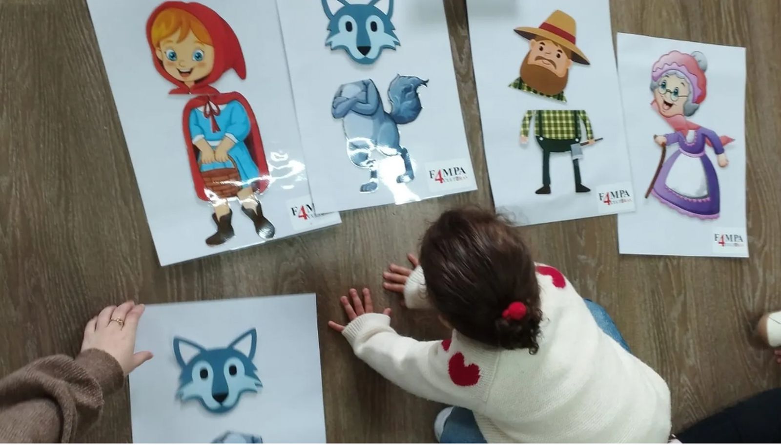 Una pequeña participa en un taller organizado por Cuatro Culturas