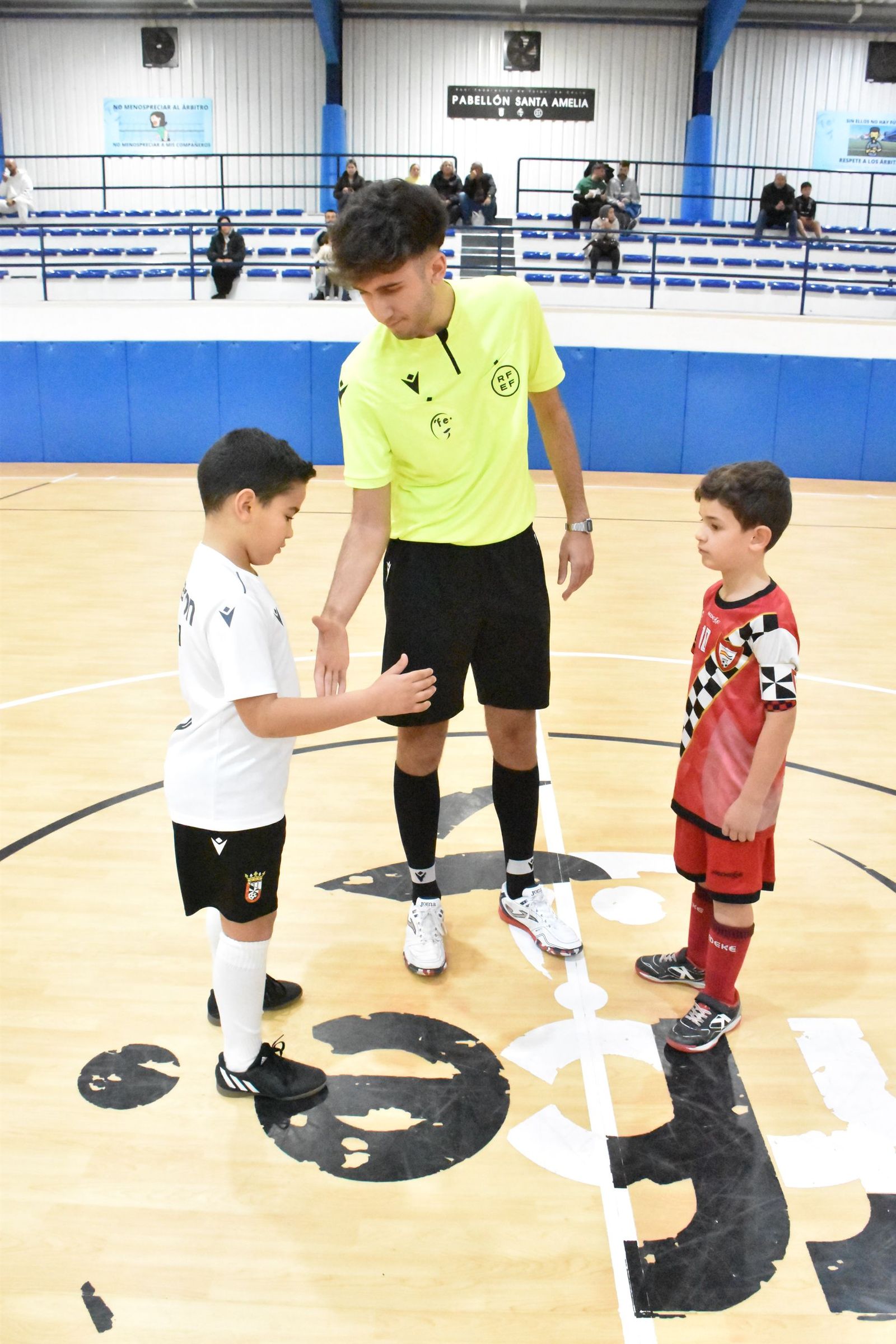 Los prebenjamines en el pabellón de Santa Amelia