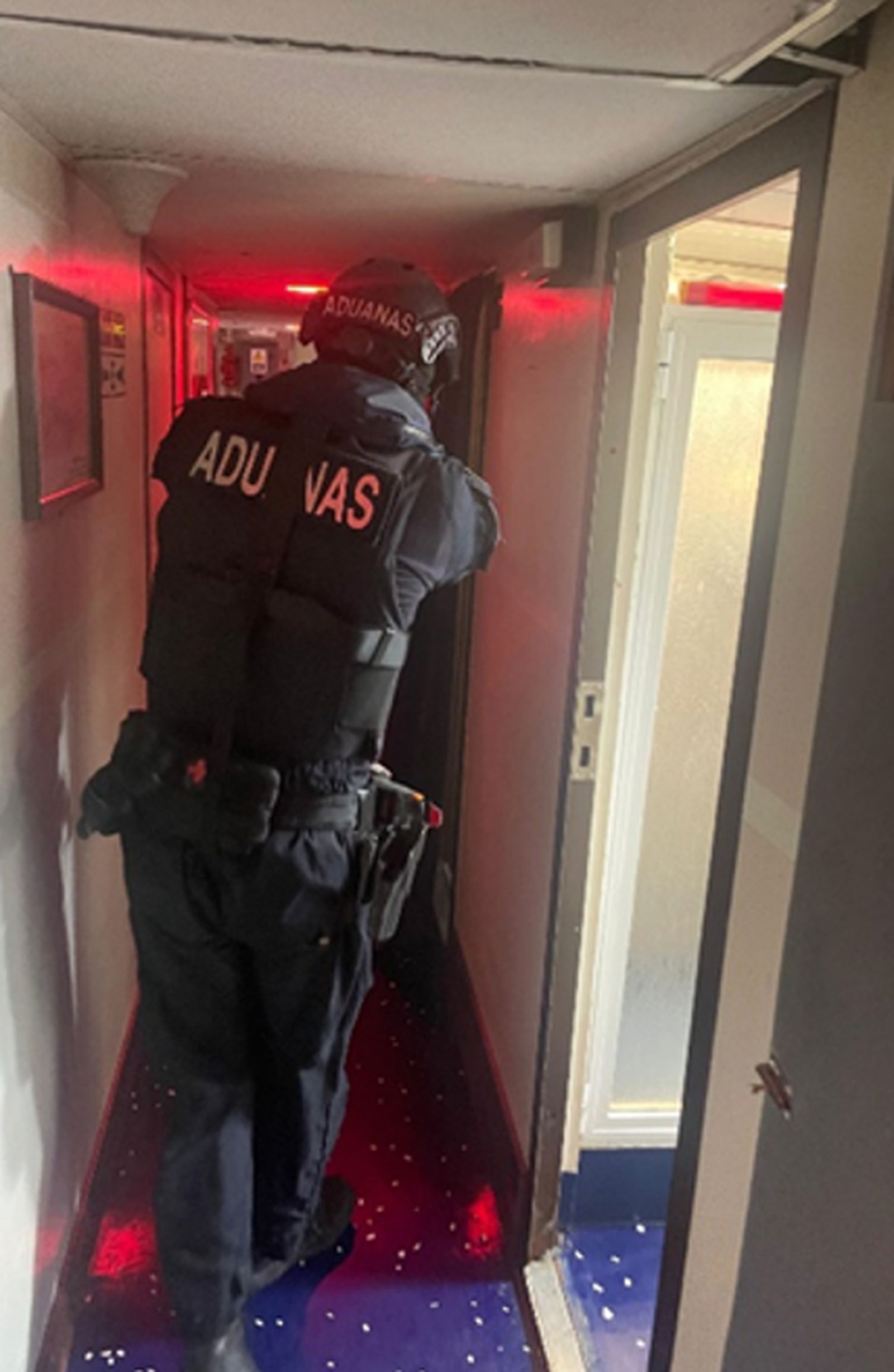 Agentes de Aduanas durante el abordaje al patrullero “Tagomago”/FOTO ARMADA