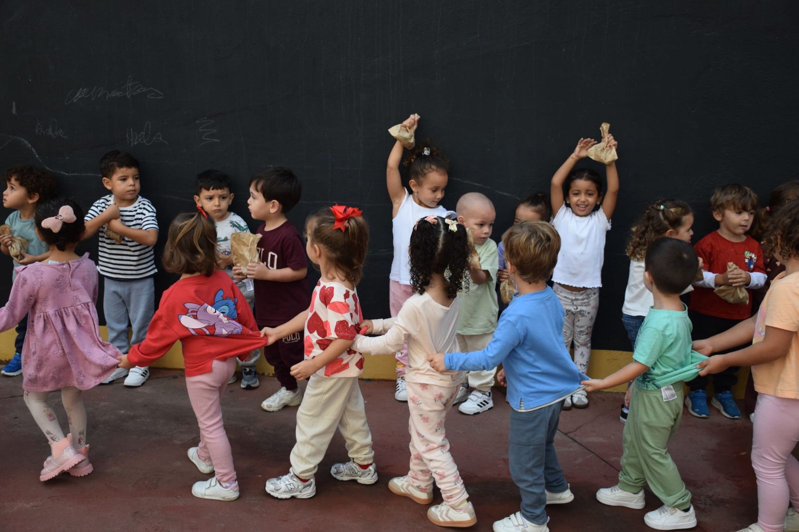 FOTGALERÍA | El Castañero visita el CEIP Ortega y Gasset y continúa su ruta por varios colegios de Ceuta