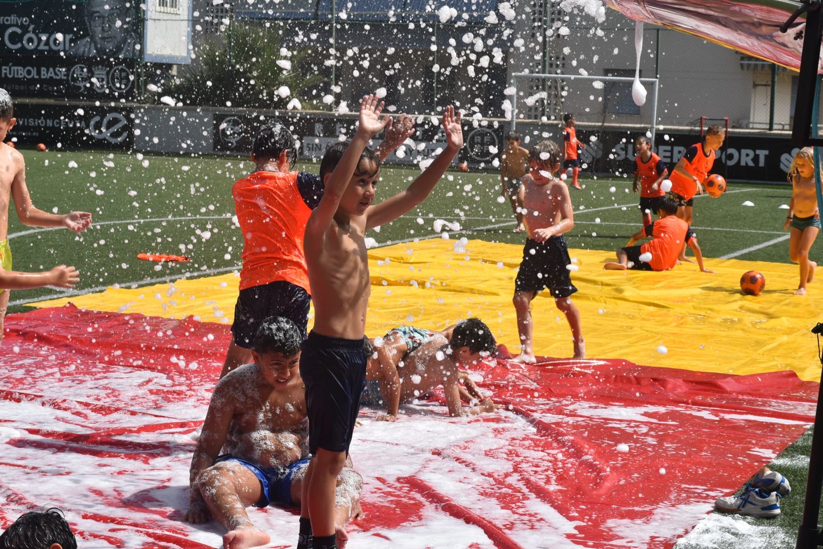 Fiesta de deporte, espuma y convivencia en el Campus de Verano ‘Emilio Cózar’