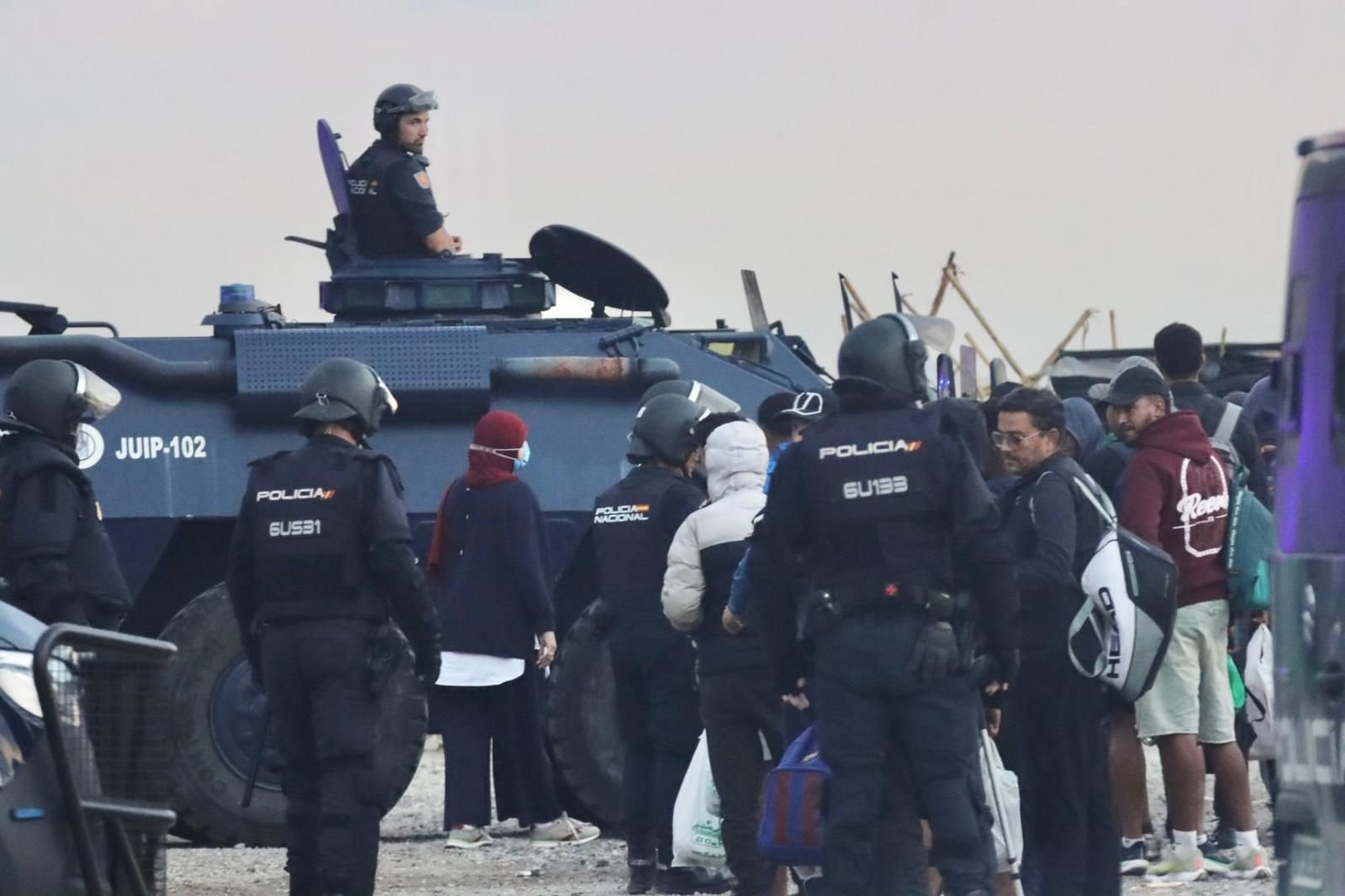 La Policía Nacional inicia el desalojo del Guano, último gran asentamiento ilegal de inmigrantes de Ceuta