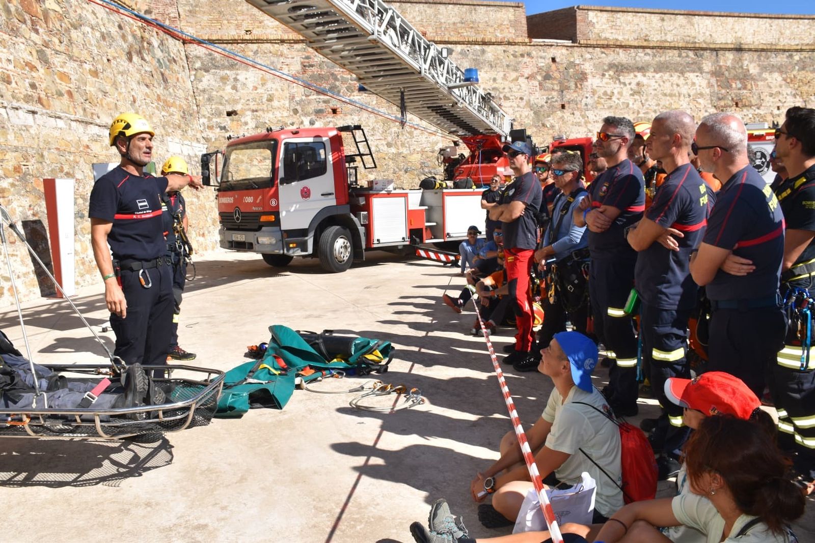 Un grupo de bomberos participa en las actividades celebradas este viernes en las Murallas Reales