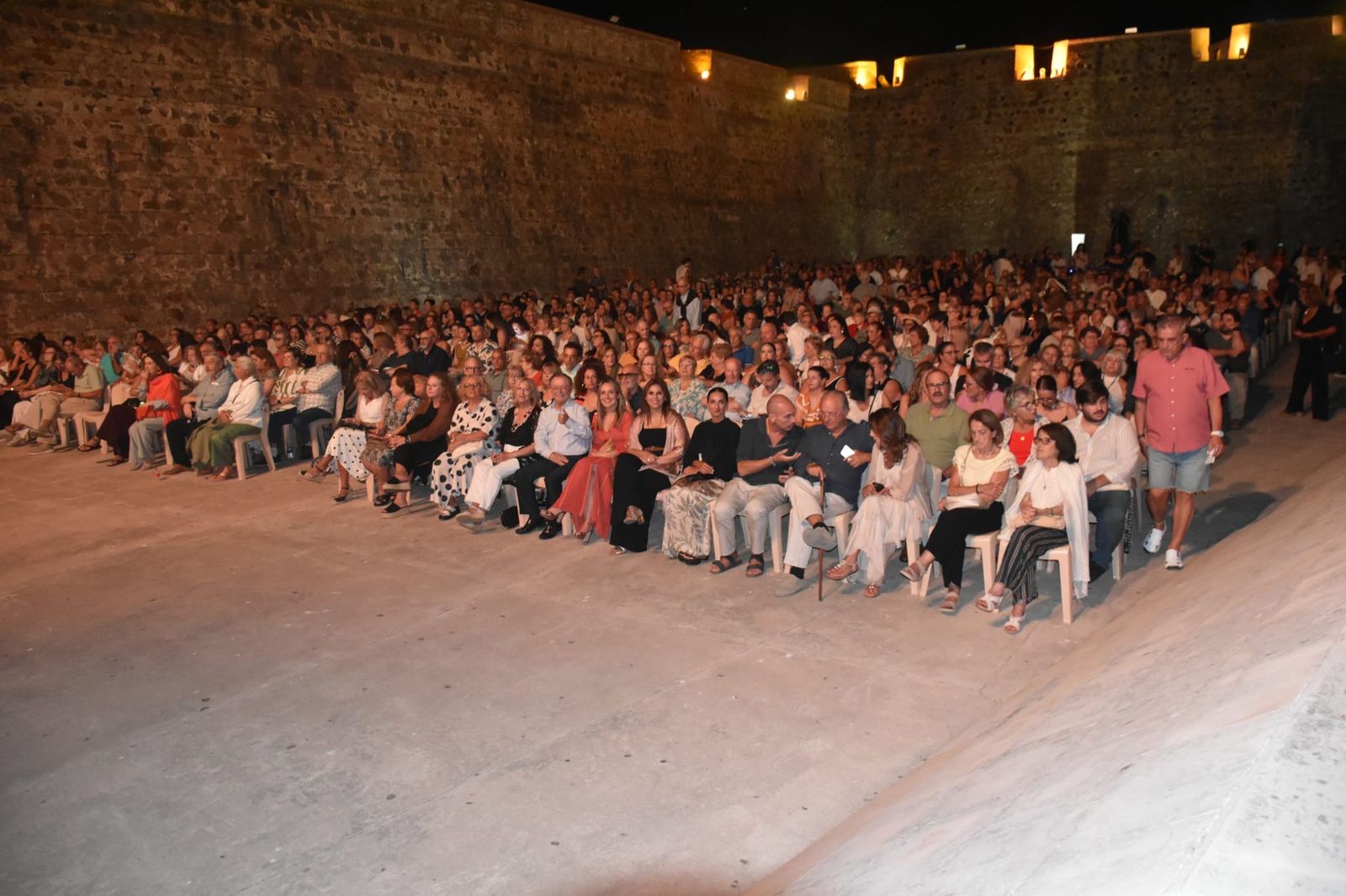 Miguel Poveda llena de poderío las Murallas en la noche más flamenca del año