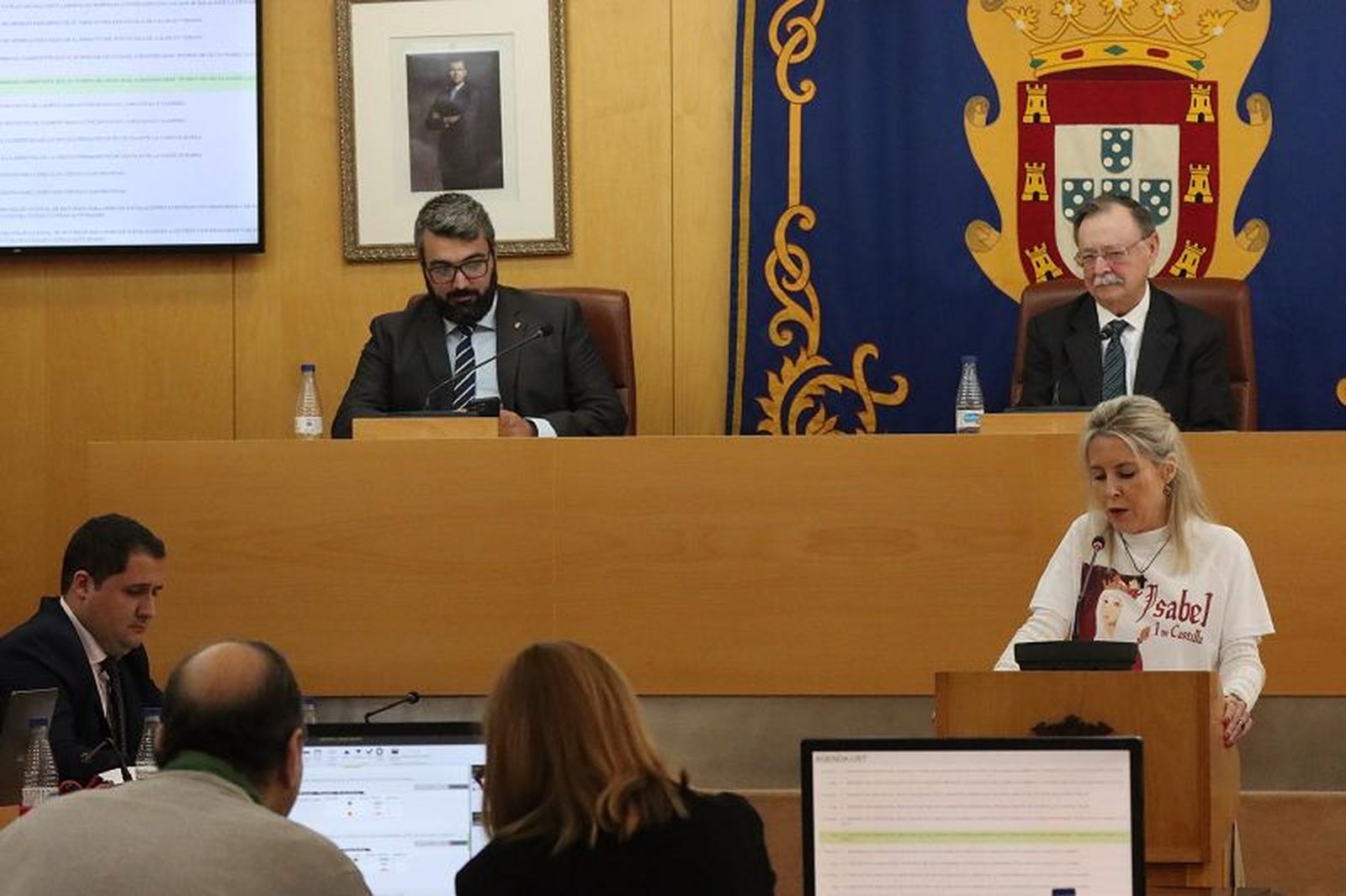 La diputada de Vox, Teresa López, durante la sesión plenaria de este viernes./ FOTO REDUAN