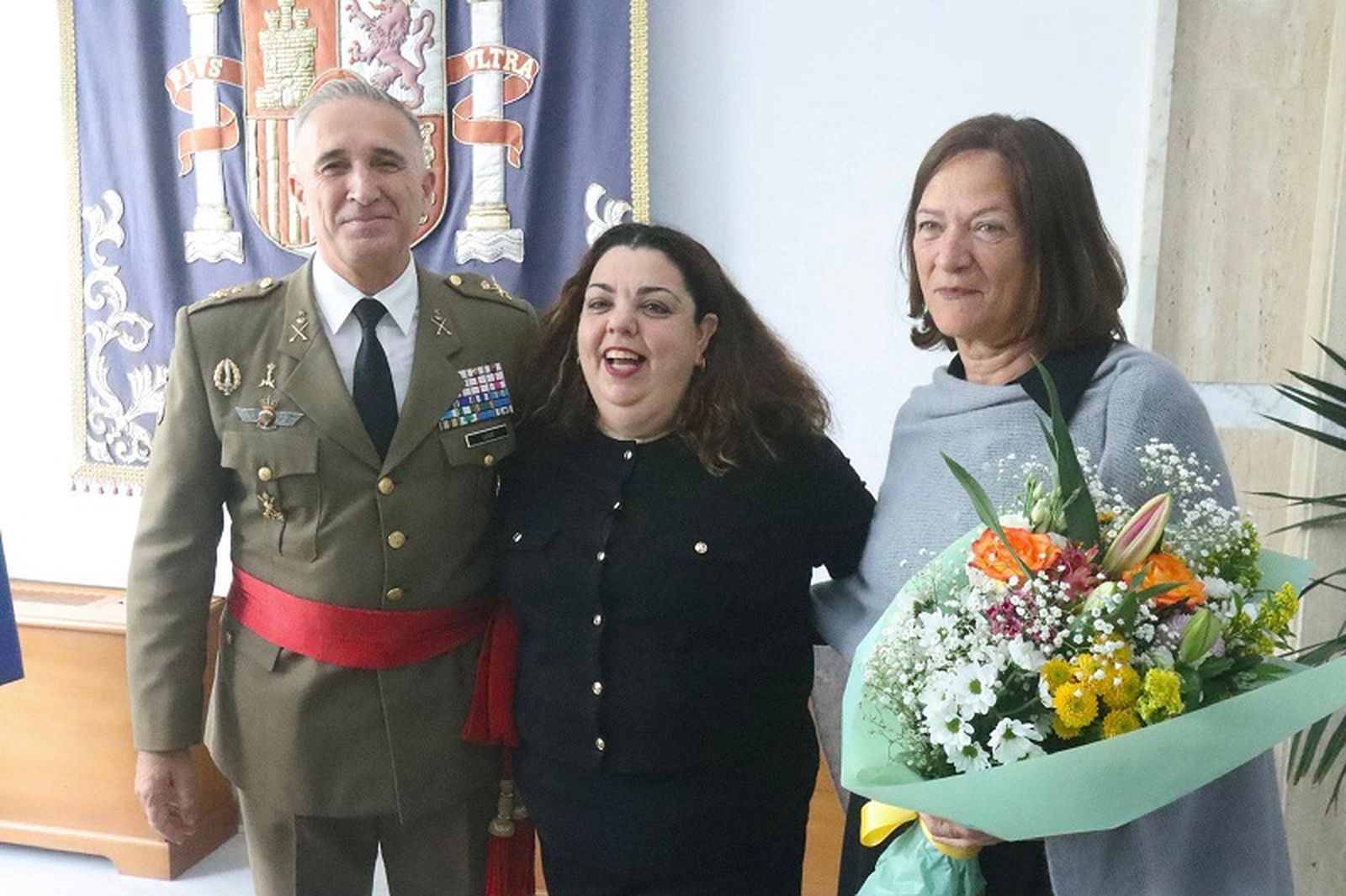 Marcos Llago y su mujer junto a la delegada del Gobierno este jueves durante el acto. / FOTO REDUAN