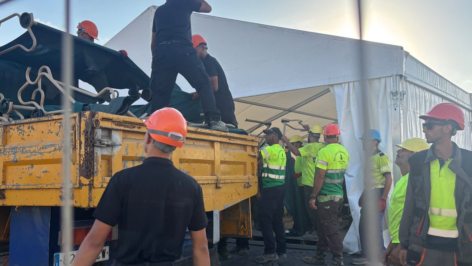 Operarios siguen rematando las obras del dispositivo de acogida en el Puerto mientras los inmigrantes comienzan a acceder a su interior