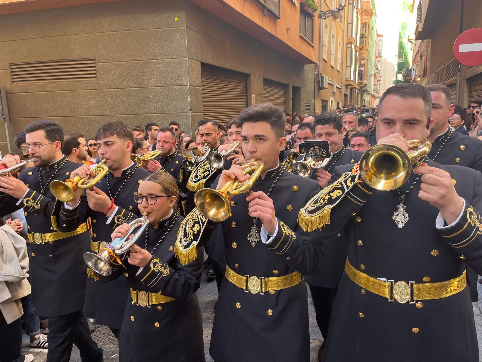 Cuarenta y cinco hombres bajo las trabajaderas y uno "ayudando desde el cielo"