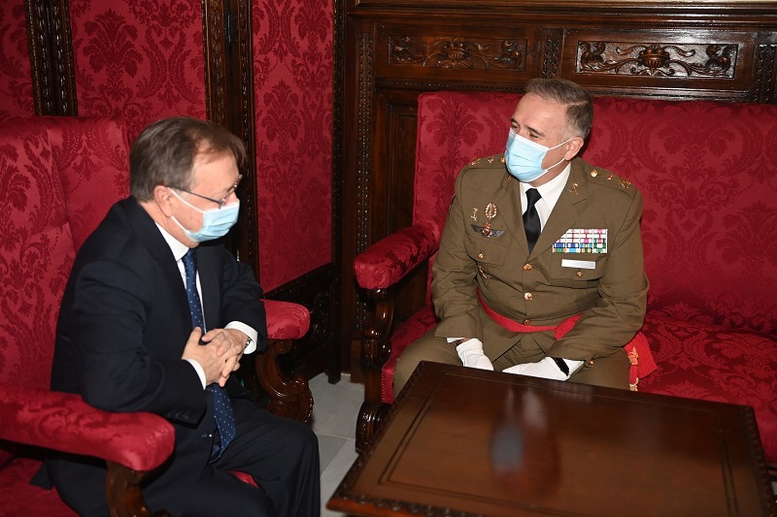 4137_comandante-y-vivas