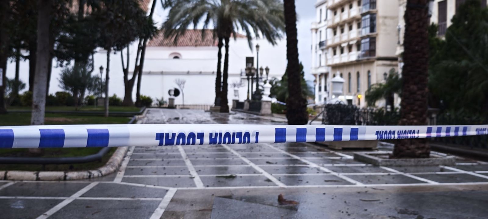 La Plaza de África, acordonada por la Policía Local como medida preventiva.