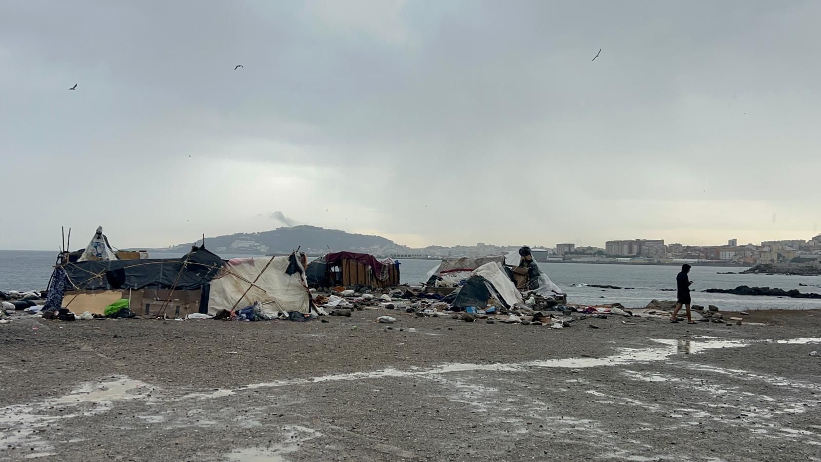 Migrantes en la explanada del Guano
