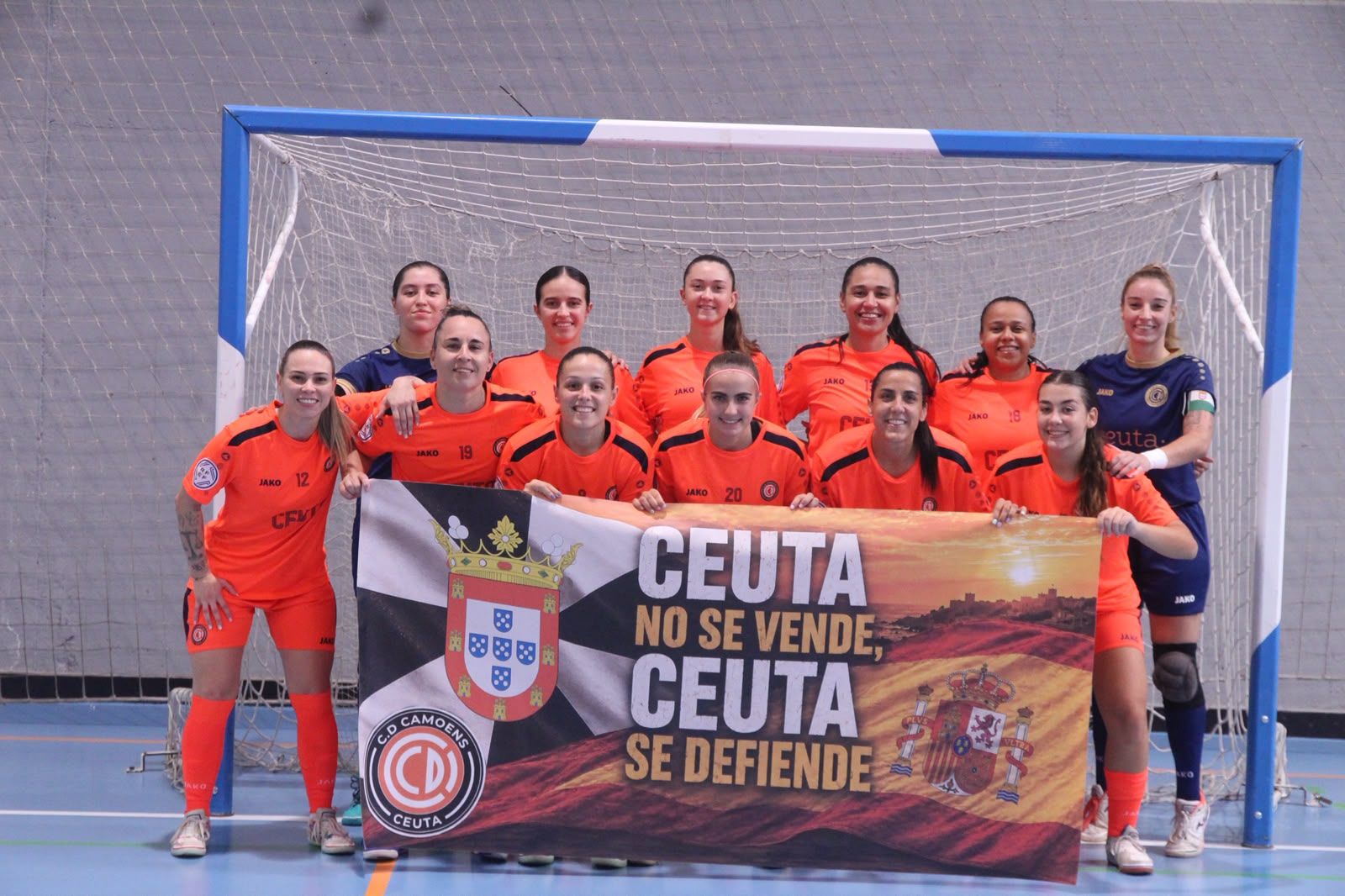 Las chicas del Camoens celebran la victoria con una bandera de Ceuta y España