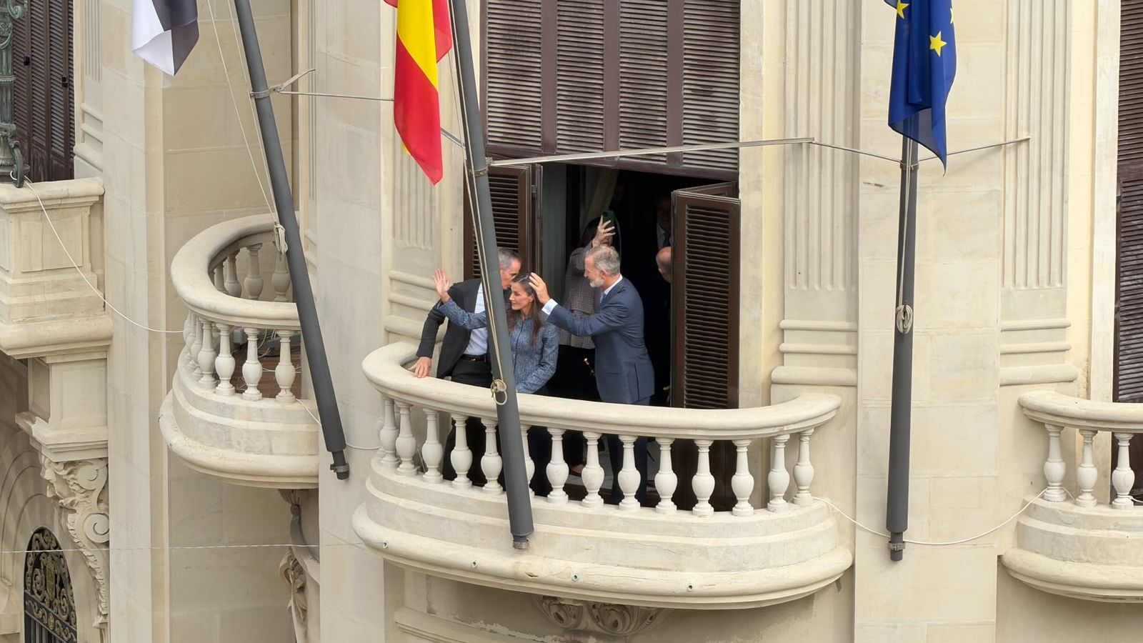 Llegada de los Reyes al Palacio Autonómico saludando a los ceutíes en Gran Vía