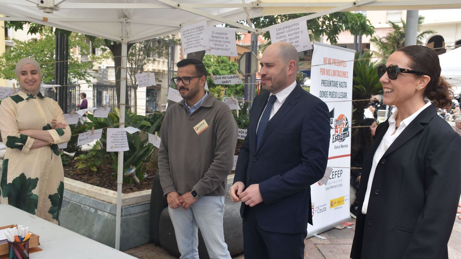 El delegado del Gobierno, Miguel Ángel Pérez Triano, durante su visita al stand de ACEFEP
