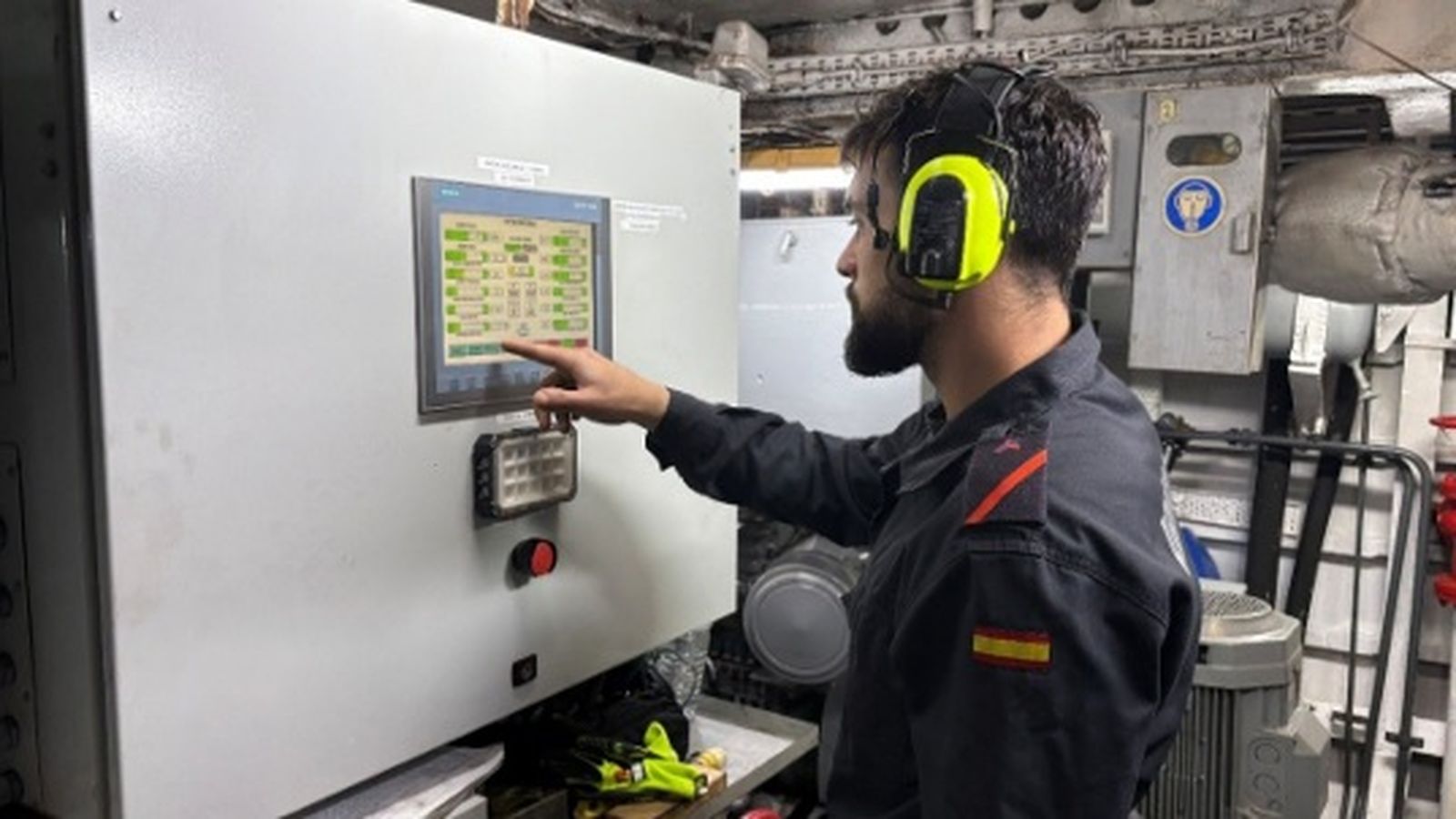 Personal del servicio de máquinas poniendo a punto los equipos