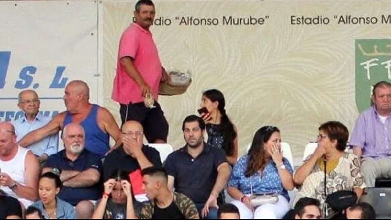 En la imagen vemos a África, junto a su marido, Juan Arroyo, su hija y amigos disfrutando de un partido de la AD Ceuta FC en la campaña 19/20