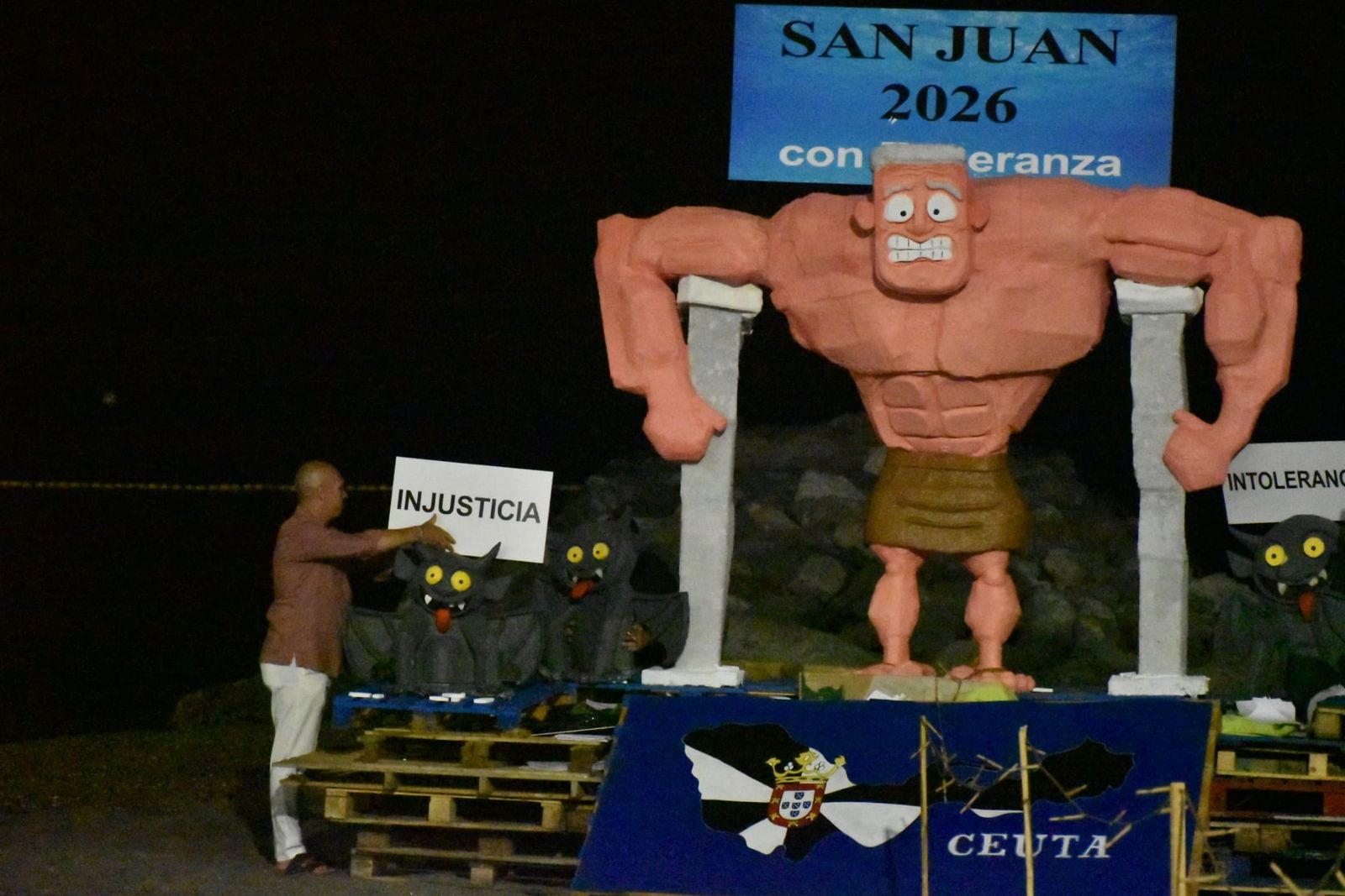Tradición y drones para la puesta de largo del verano en las playas