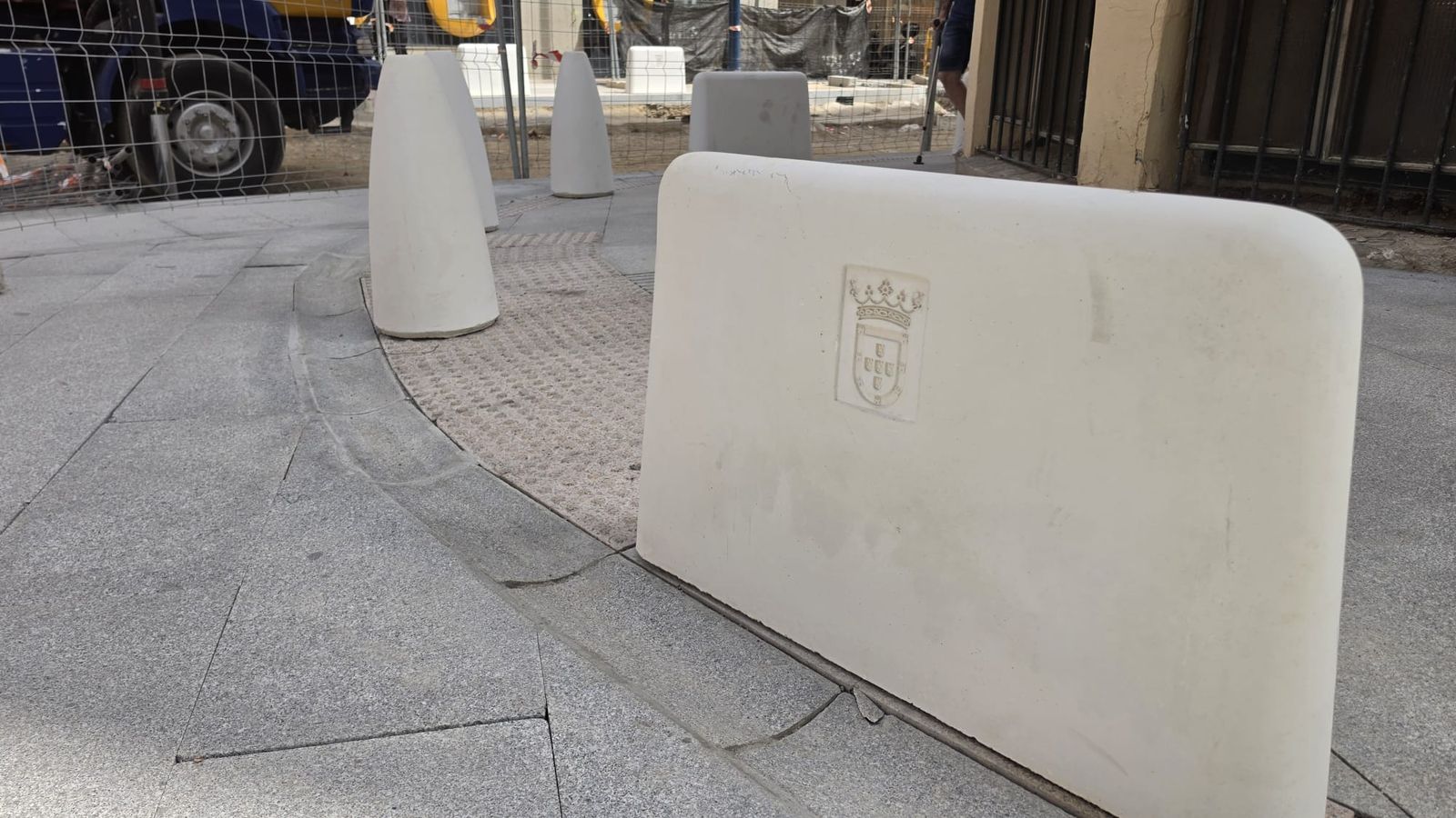 La primera fase ya cuenta con parte del mobiliario urbano en las aceras