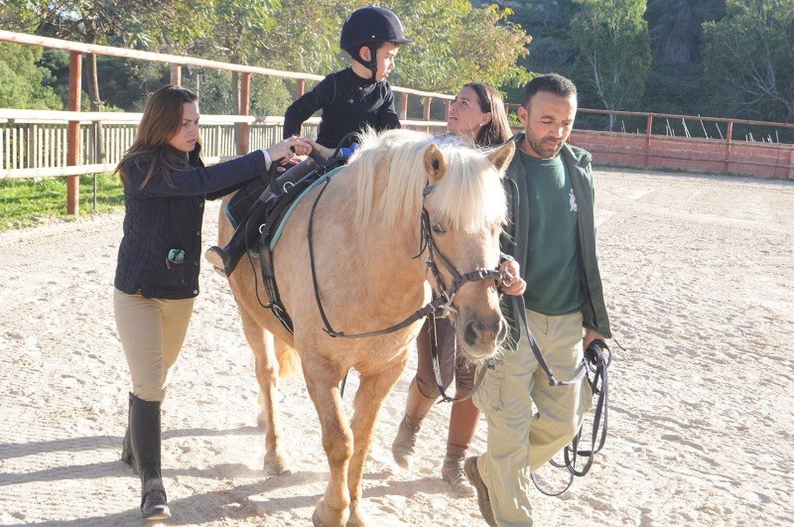 Una clase de hipoterapia en el Centro Ecuestre de Ceuta. / FOTO EL PUEBLO