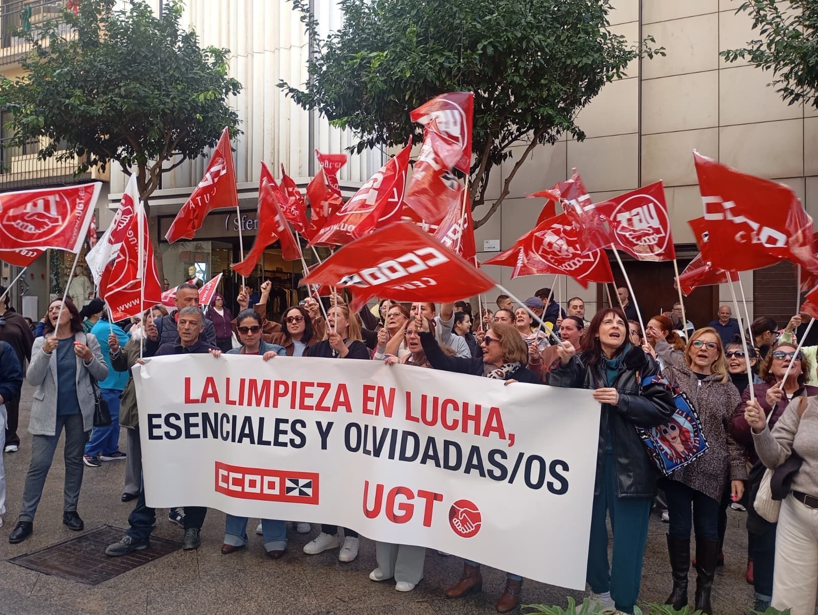 Concentración de protesta de los trabajadores del sector de limpieza de edificios y locales