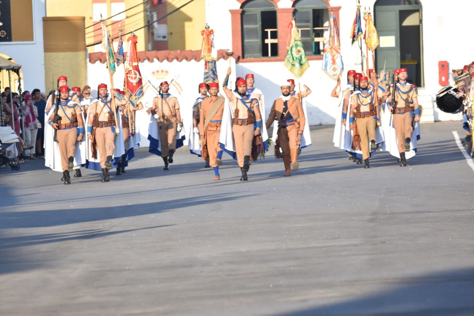 El acuartelamiento González-Tablas acoge una parada militar por el 115 aniversario de Regulares