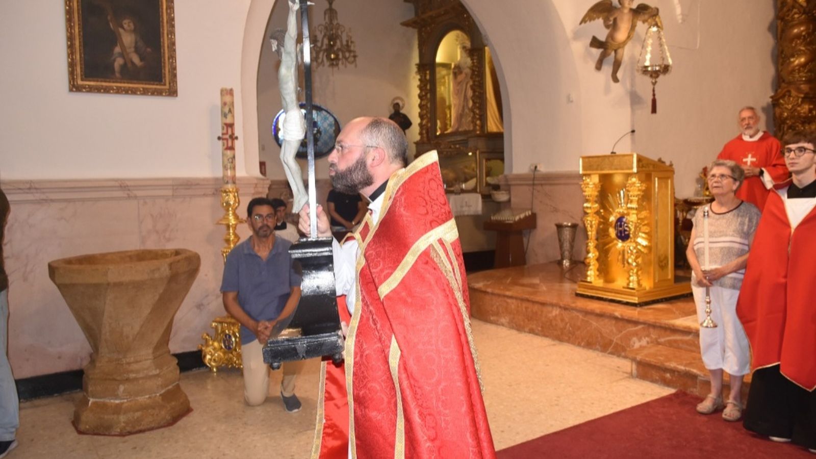 La ciudad se reunió en torno al Cristo del Puente en un solemne acto de despedida que culminó con una eucaristía, la bendición y un multitudinario besapiés