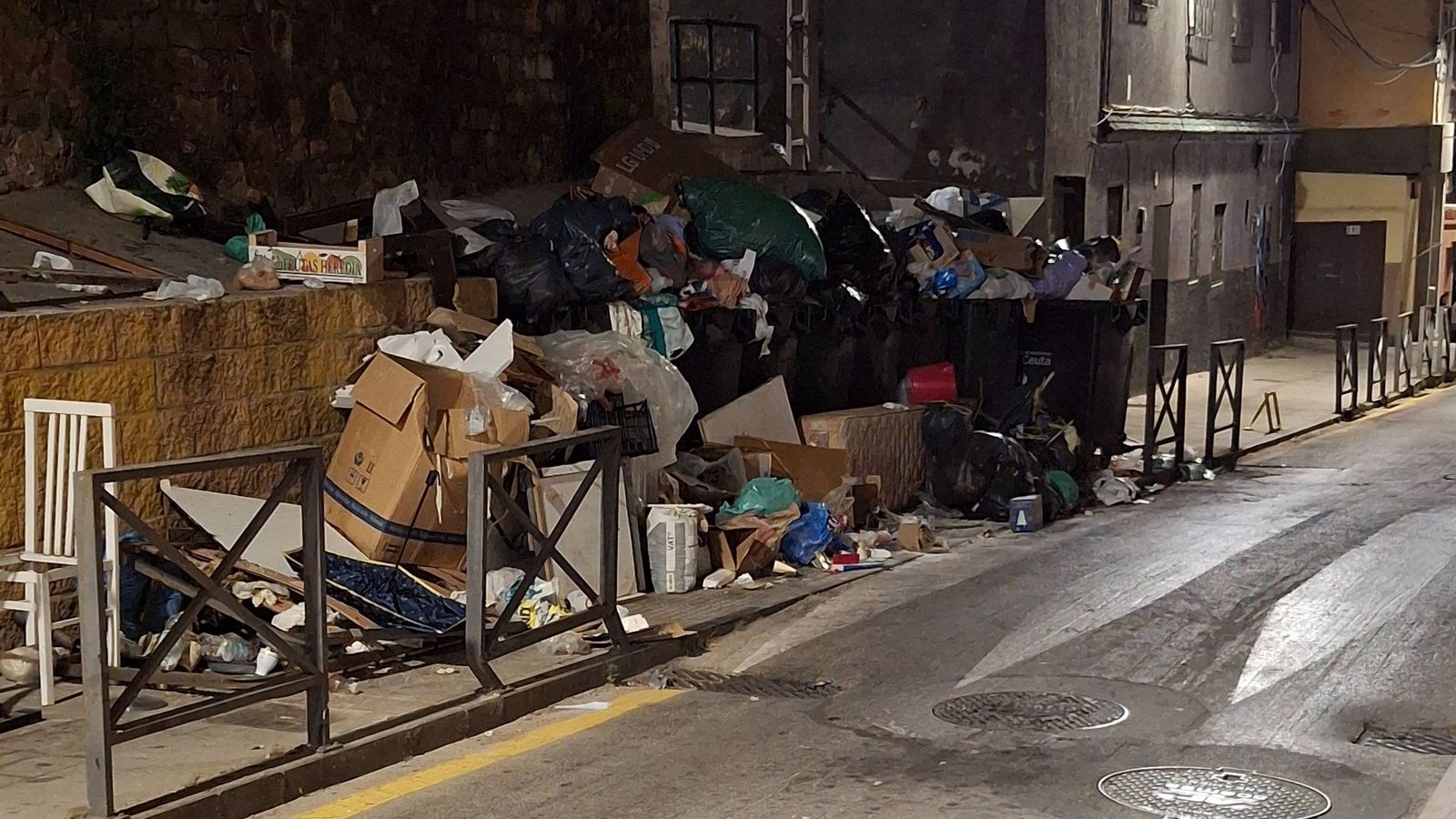 La avenida de San Daniel, por la noche, repleta de basura