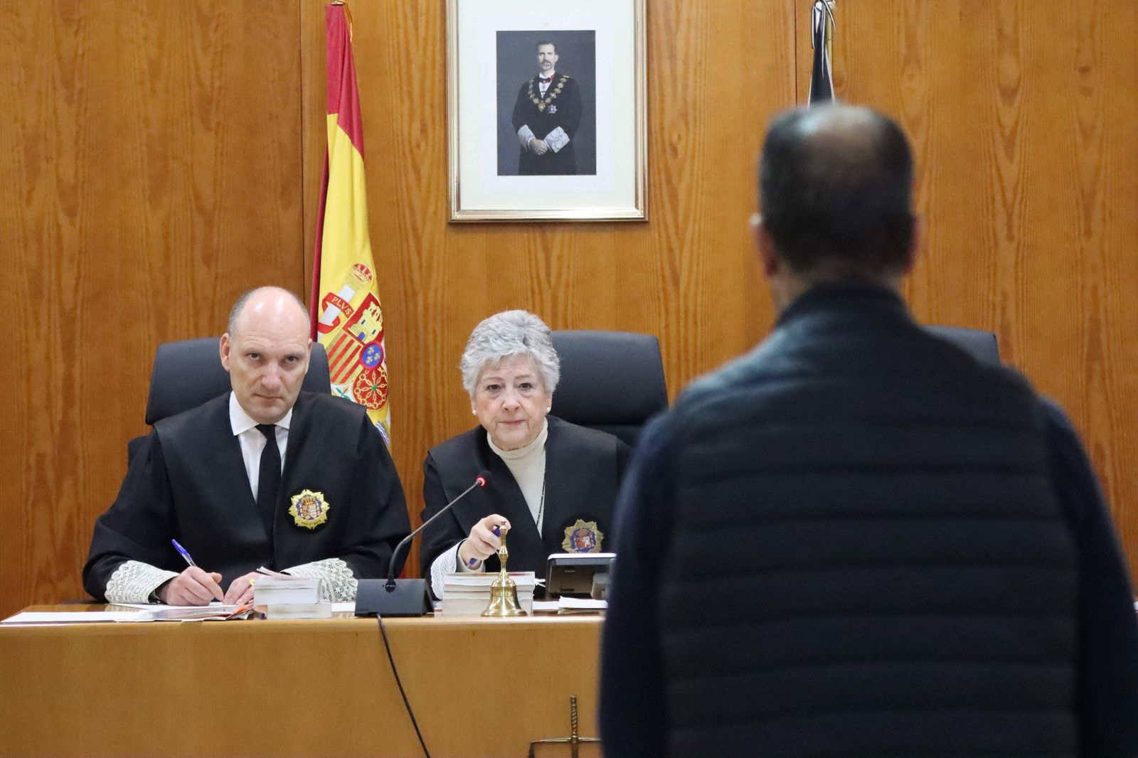 El acusado frente al tribunal.