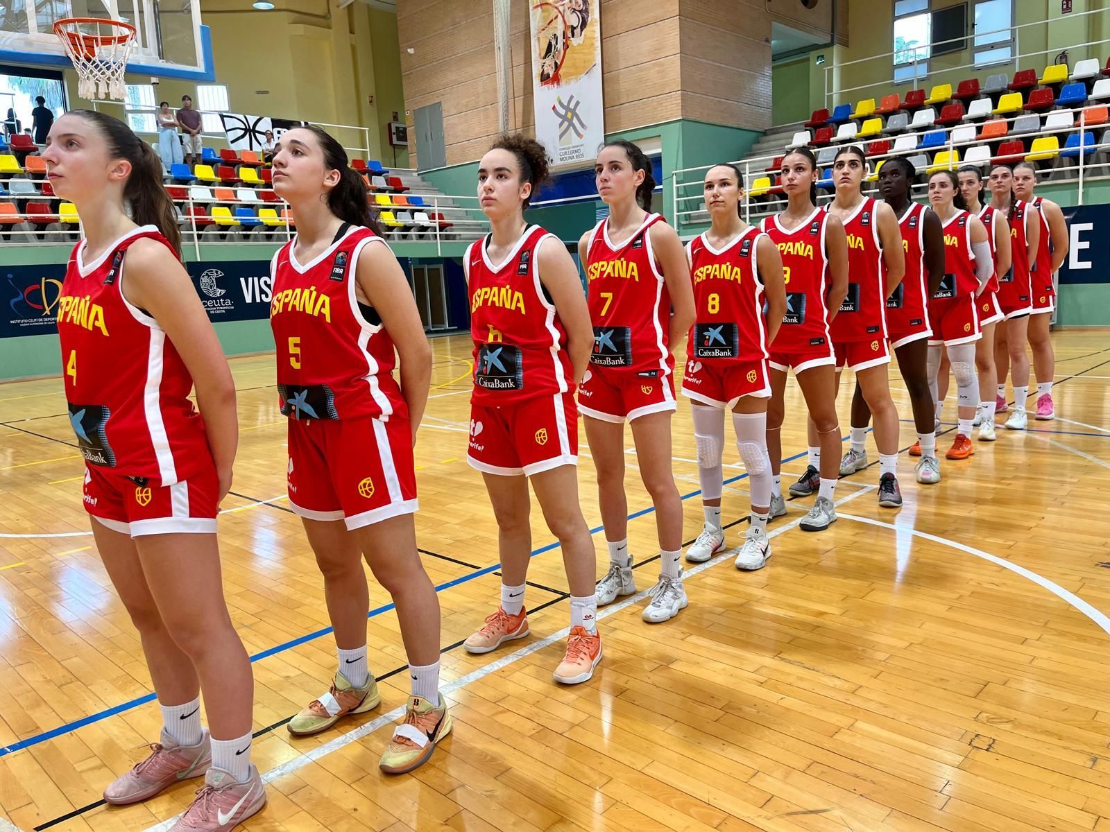 El equipo español escuchando el himno