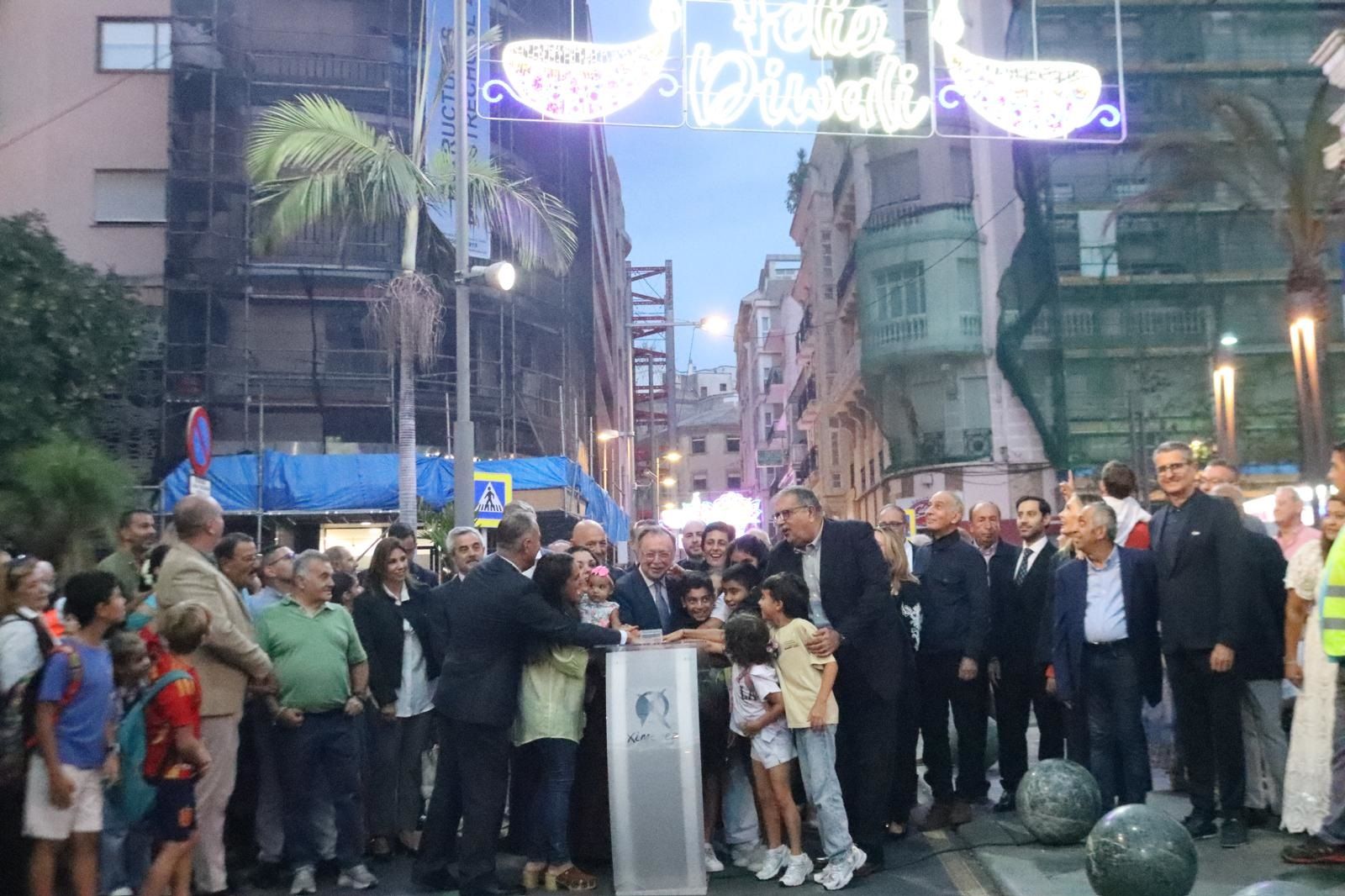 La comunidad hindú celebra la fiesta de la luz con un nuevo alumbrado y danzas tradicionales