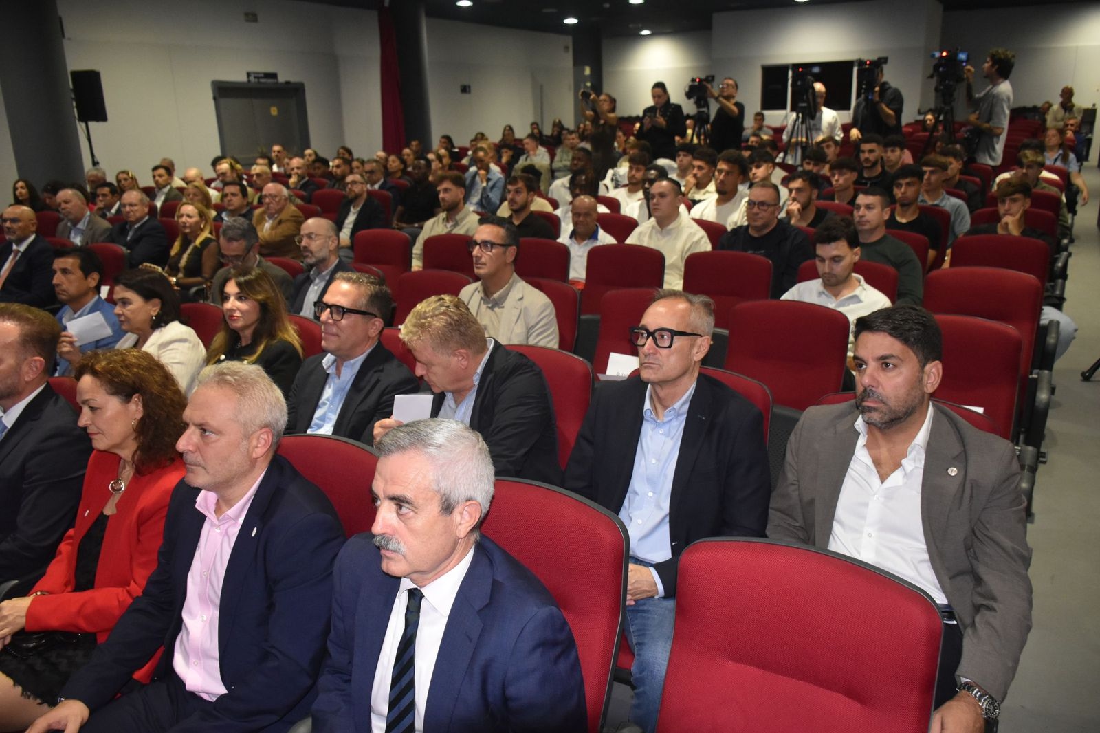 Luhay Hamido recibe la Medalla de Oro de la Cámara por su compromiso con el deporte ceutí