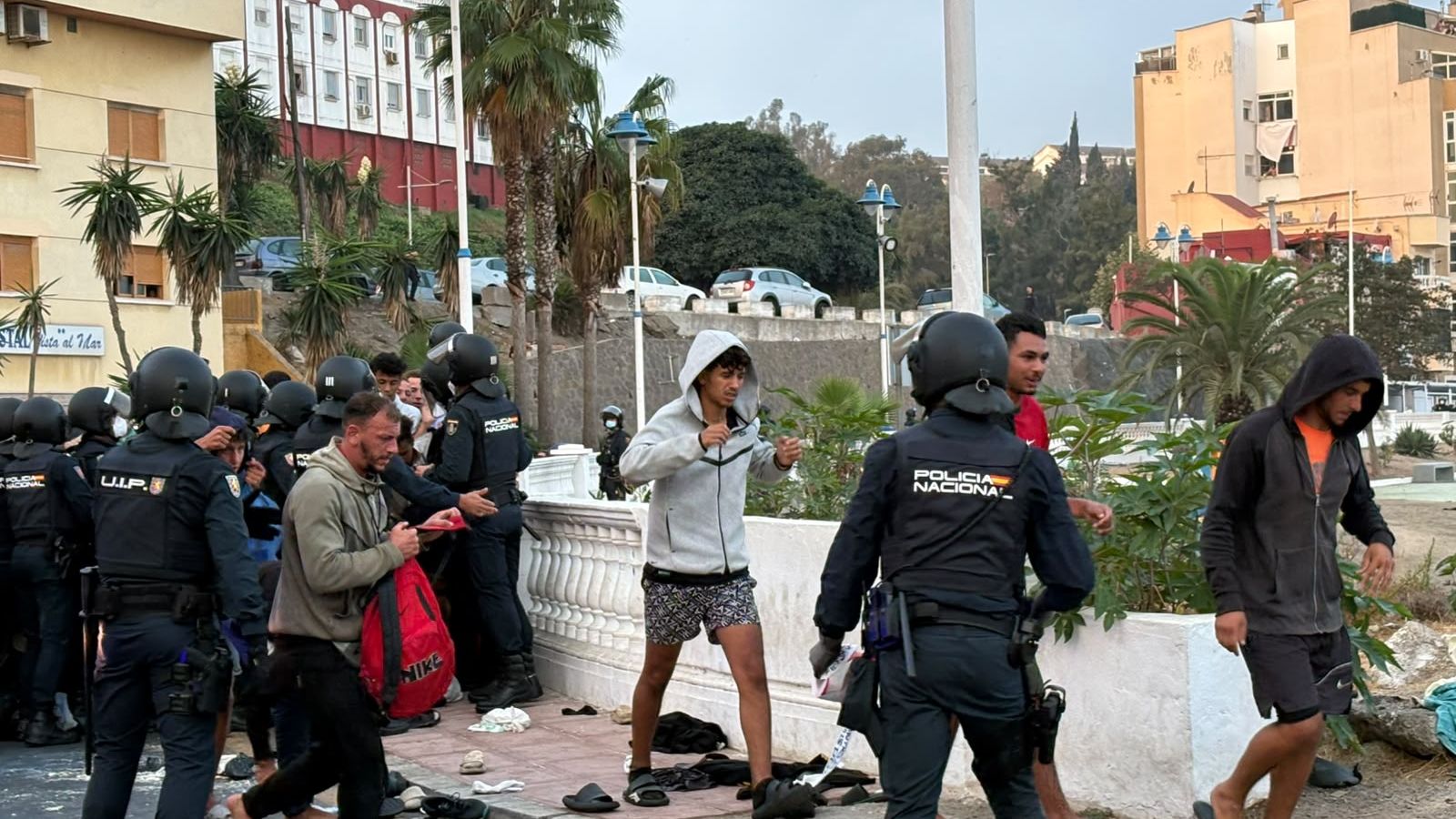 Operativo para el traslado de inmigrantes de Benítez y el Trampolín al dispositivo de acogida en el Puerto