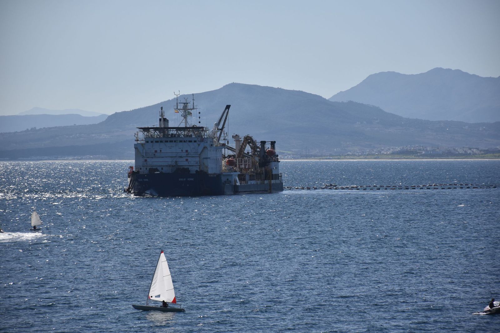 El barco Giulio Verne, que transporta el segundo cable submarino desde la península, este sábado en aguas de Ceuta