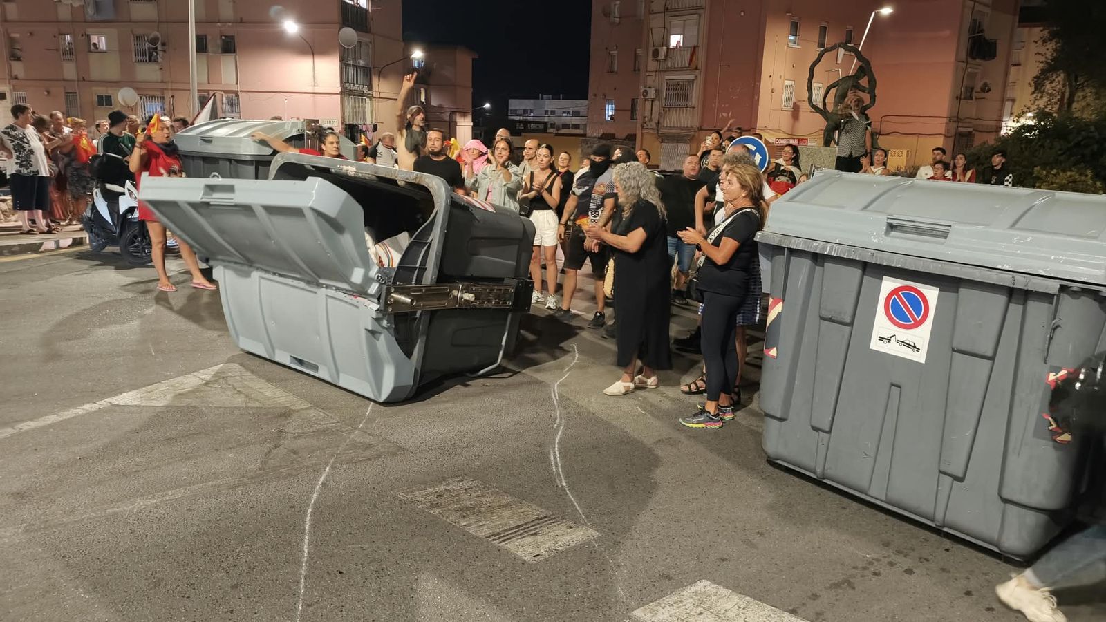Ciudadanos se manifiestan en las barriadas de la ciudad contra la gestión de la crisis