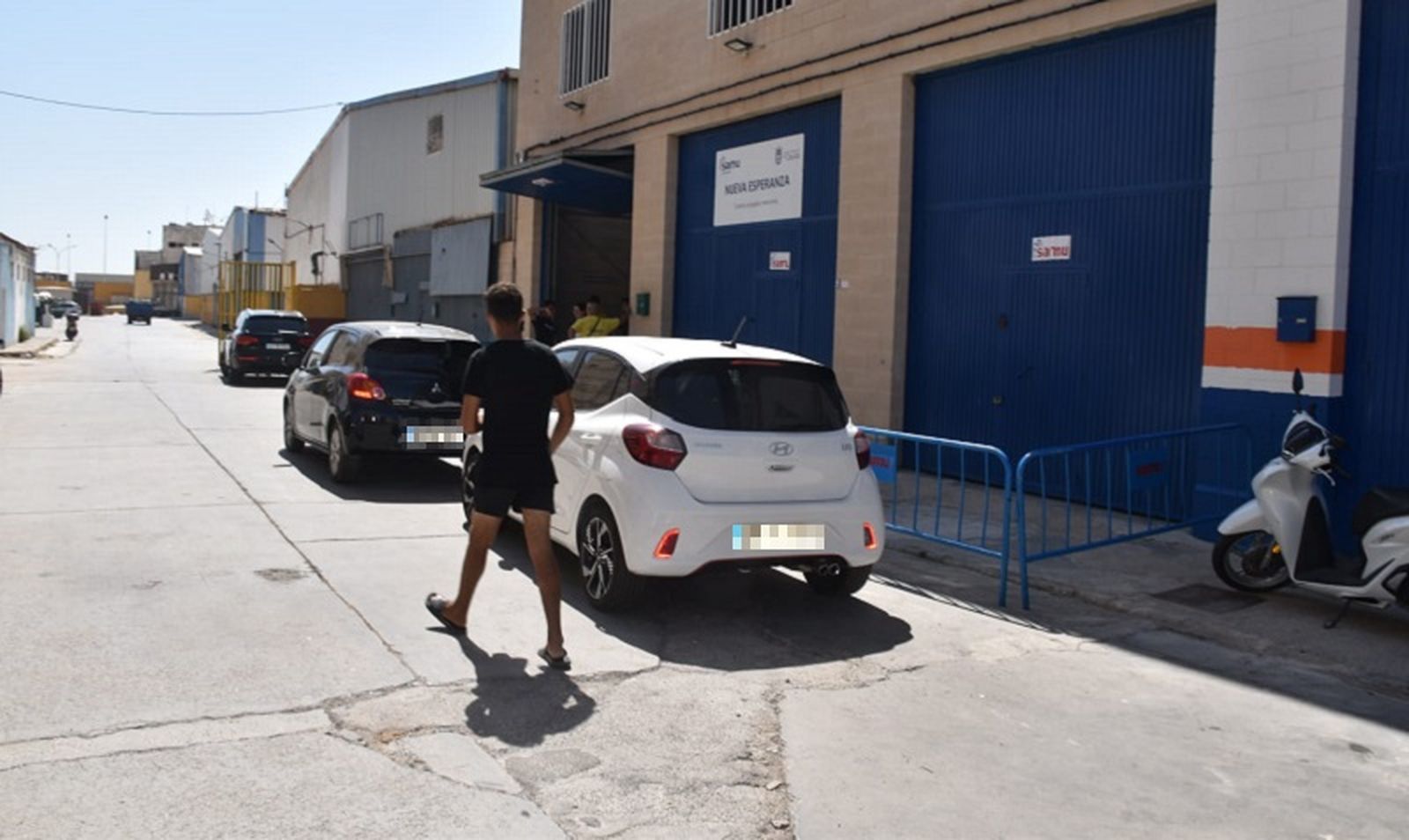 Un joven migrante llegando a la nave habilitada en el Tarajal para acoger a menores. / FOTO NICOL'S