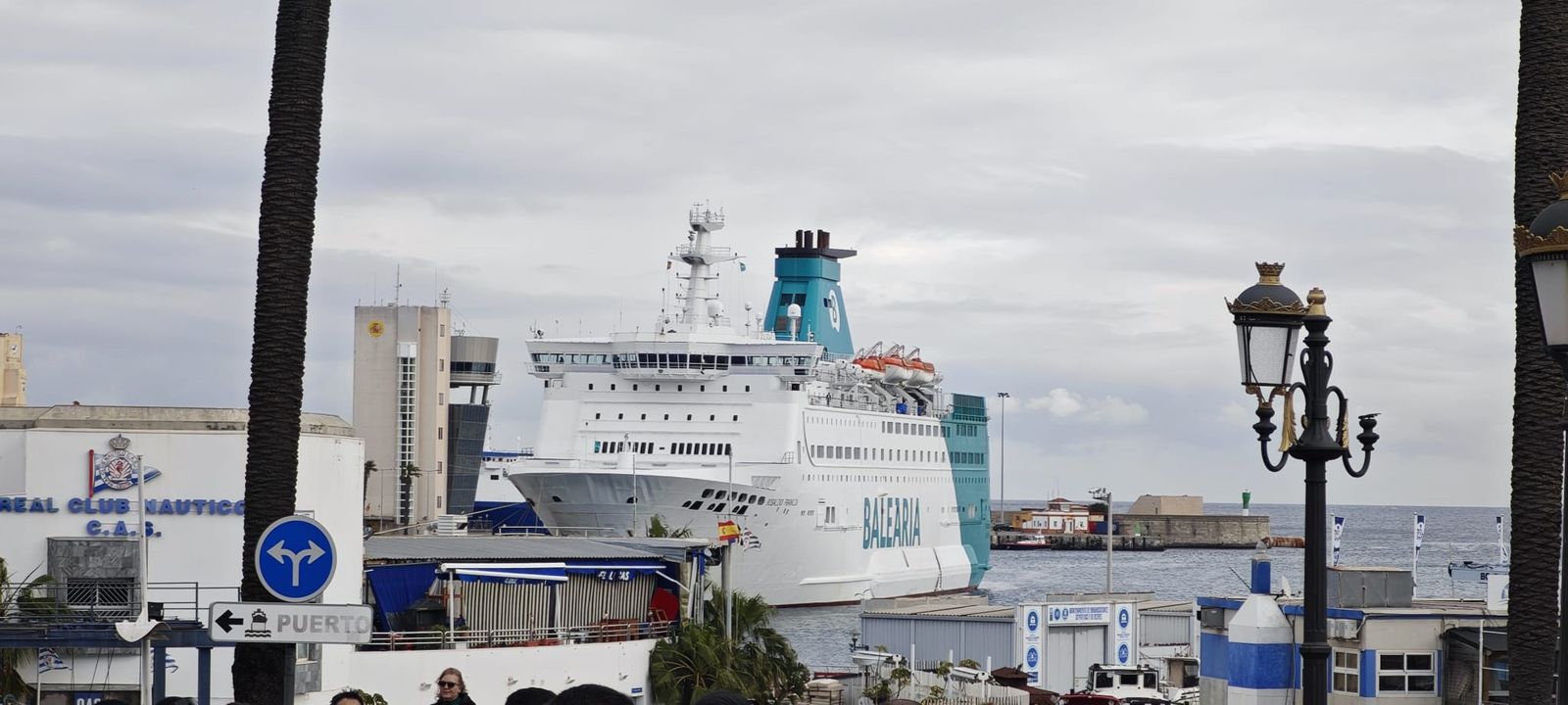 El ferry de Baleària "Rosalind Frankl" atracado en el Muelle España