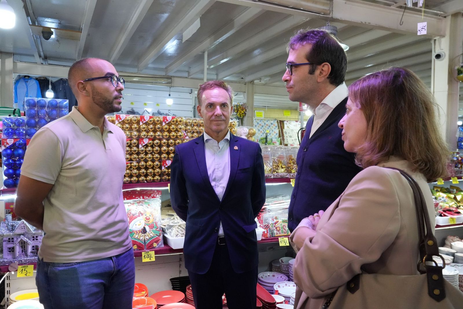 Carlos Cuerpo conoce de primera mano el comercio del Tarajal y los secretos del chocolate Maruja