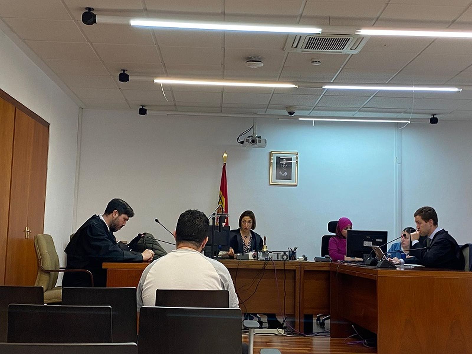 El acusado declara sentado en el banquillo. / FOTO S.C.