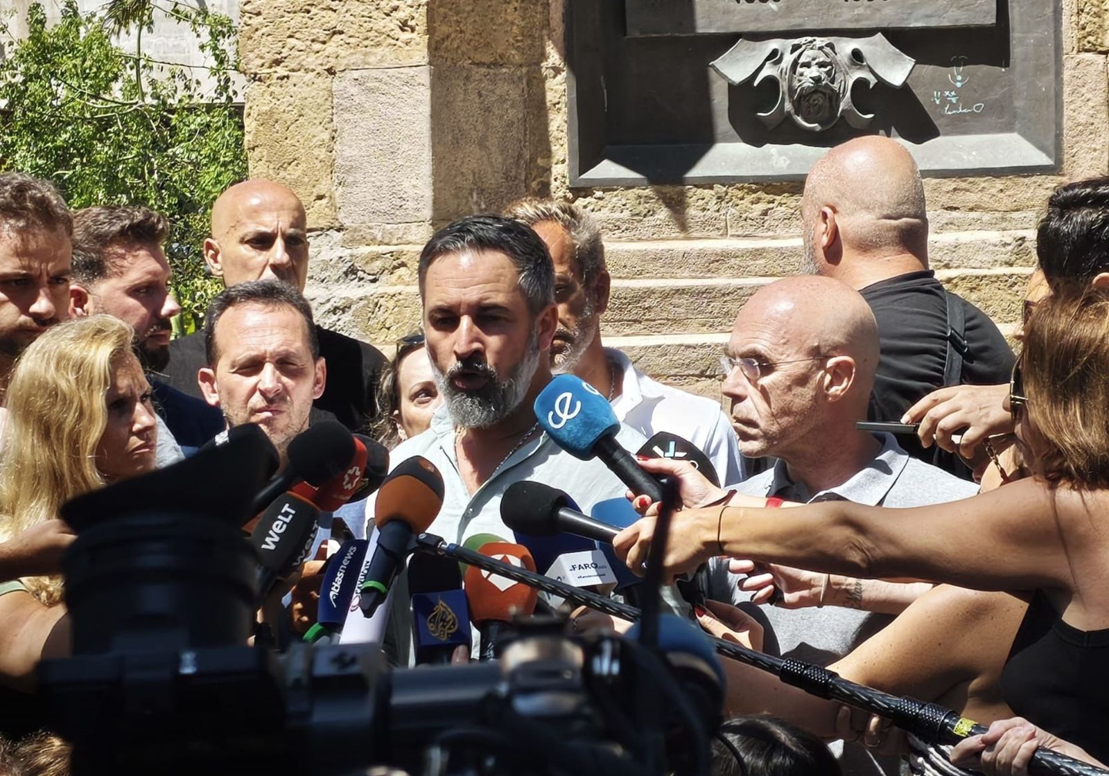 Abascal en la Plaza de África ante la prensa.