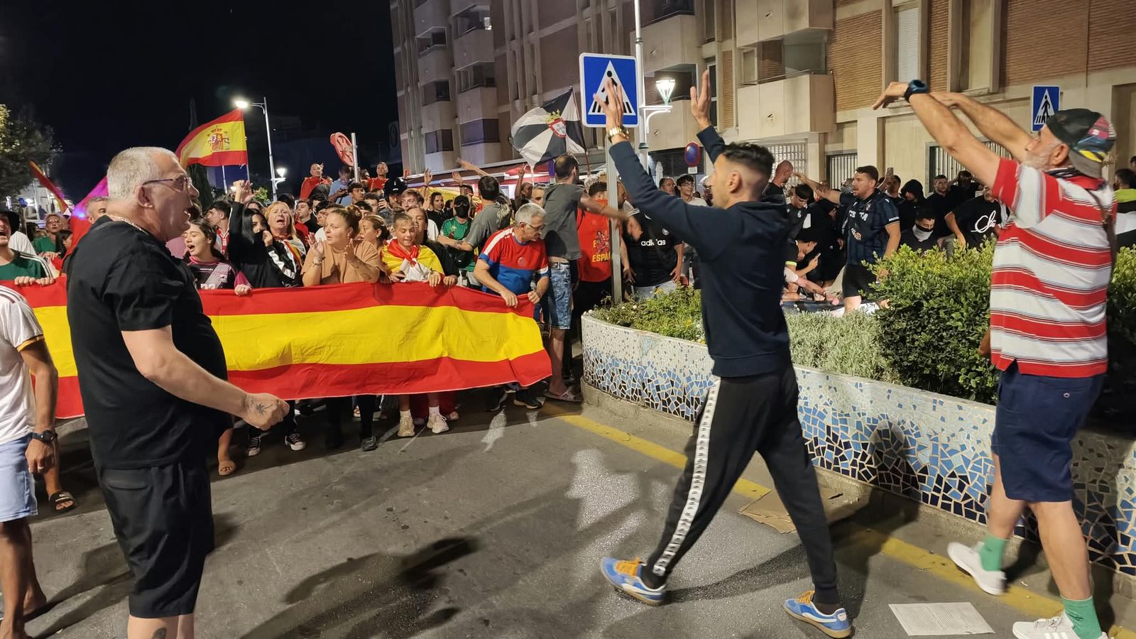Ciudadanos se manifiestan en las barriadas de la ciudad contra la gestión de la crisis