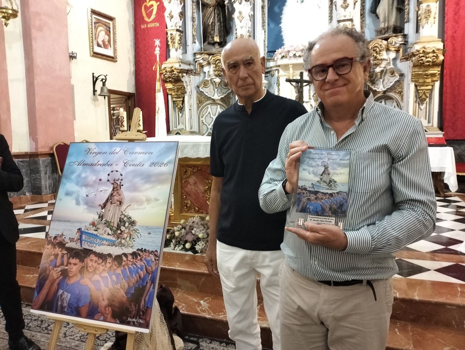 El autor del cartel anunciador recibe un reconocimiento de la comunidad de fieles