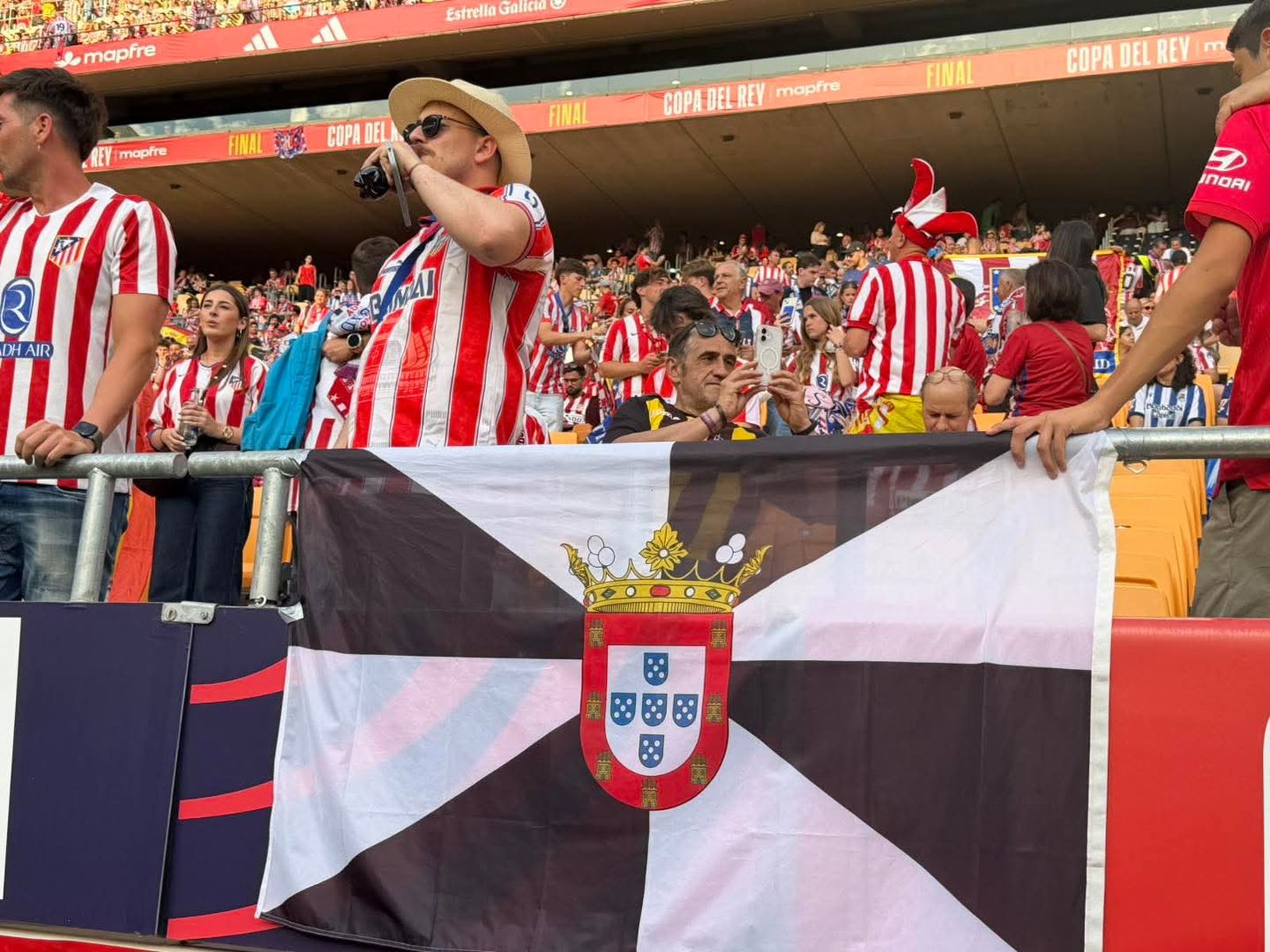 Ceutíes disfrutando de la final de la Copa del Rey en La Cartuja