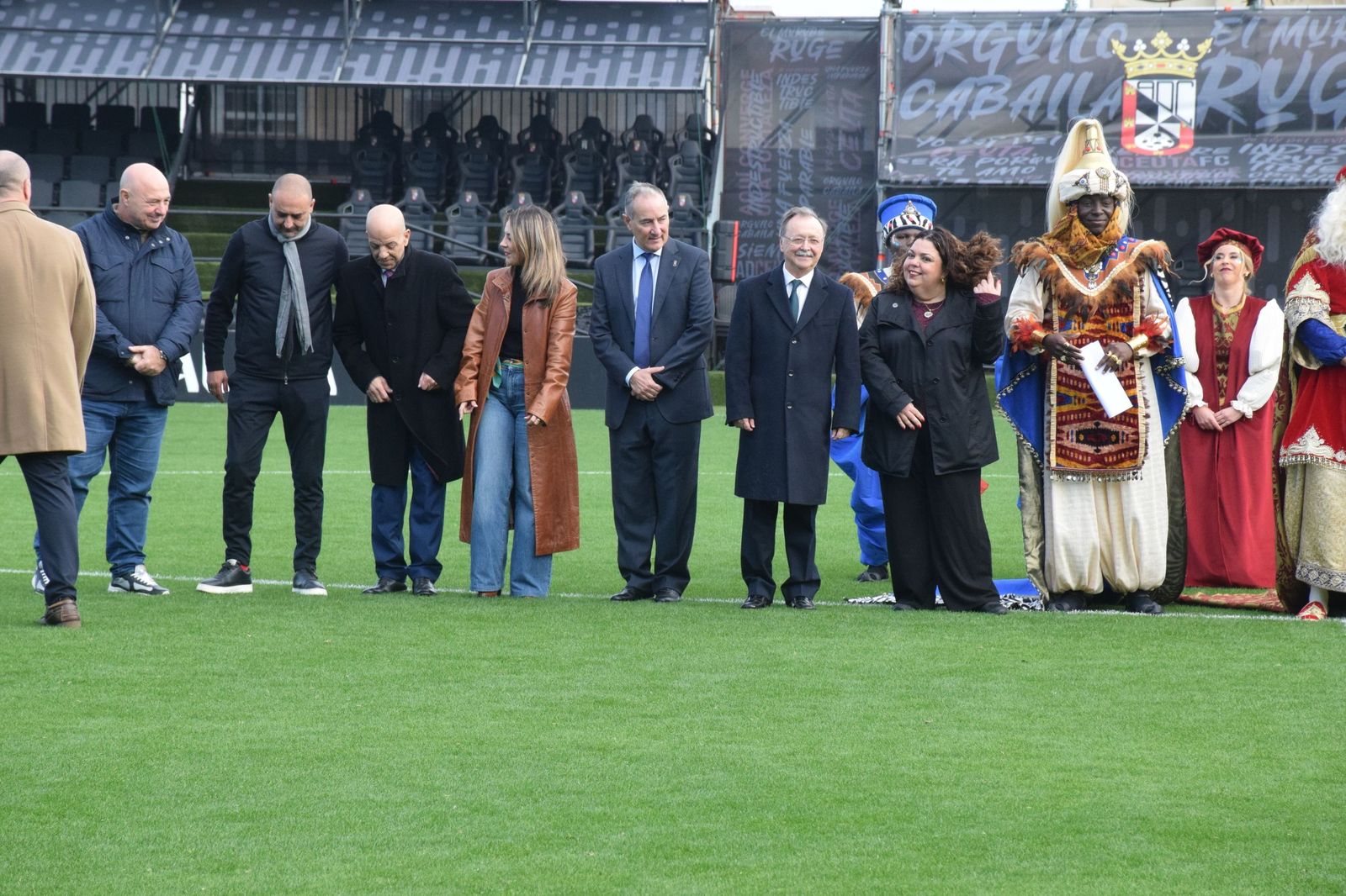 Los Reyes Magos aterrizan en el Alfonso Murube horas antes de la cabalgata
