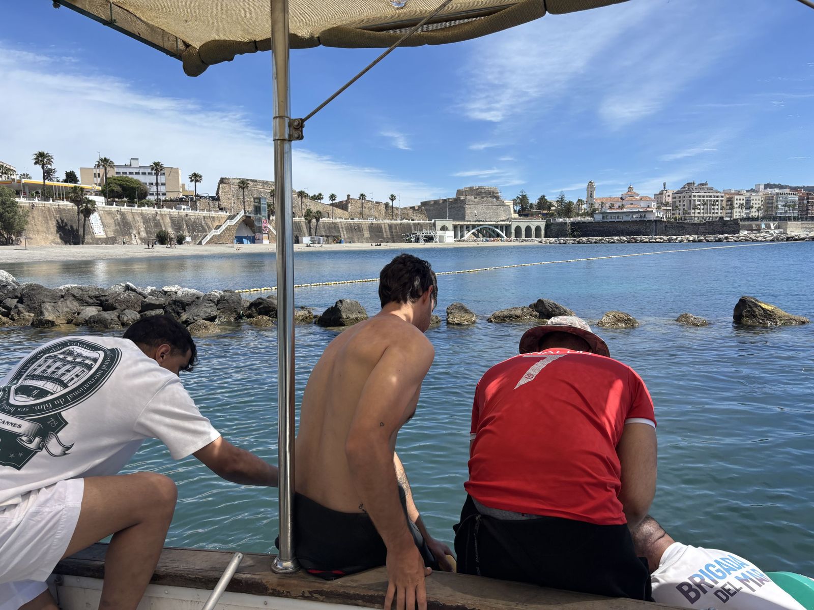 Ceuta blinda sus playas contra las medusas: el trabajo invisible que garantiza un verano seguro en el mar