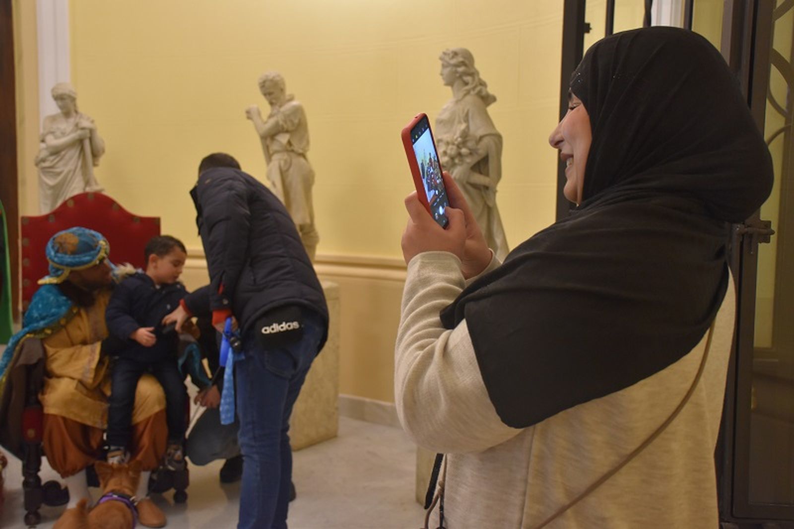 Raya Nayef, que profesa el islam, trata de inculcar a sus hijos el respeto por otras religiones. / FOTO G.S.